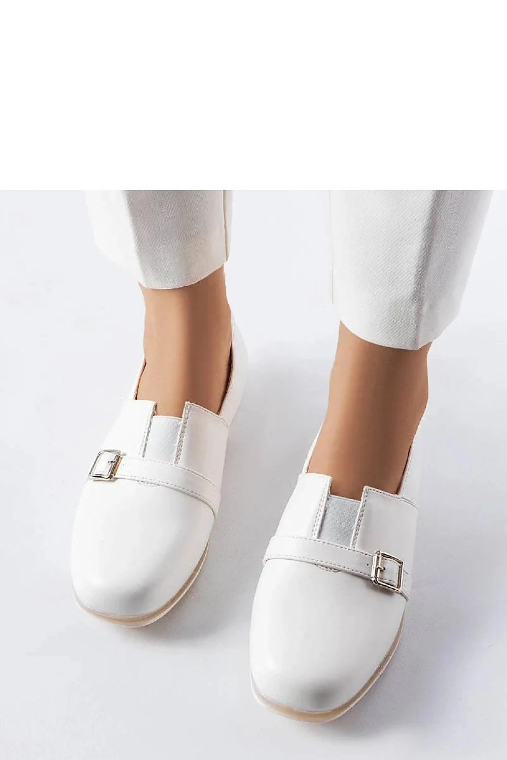 Chaussures pour femmes mocassin blancs en cuir lisse, semelle en caoutchouc, détails métalliques, style élégant et minimaliste, confort optimal, occasions décontractées et formelles