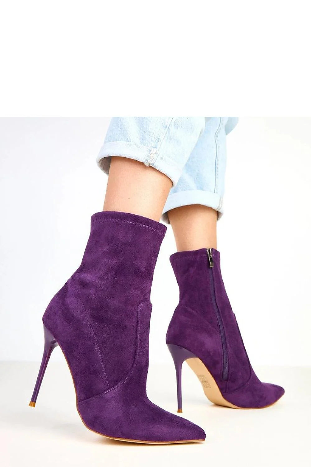 bottines suédé violet profond bout pointu talon aiguille 11cm tige 145mm fermeture éclair latérale semelle contrastante beige doublure tissu élégantes