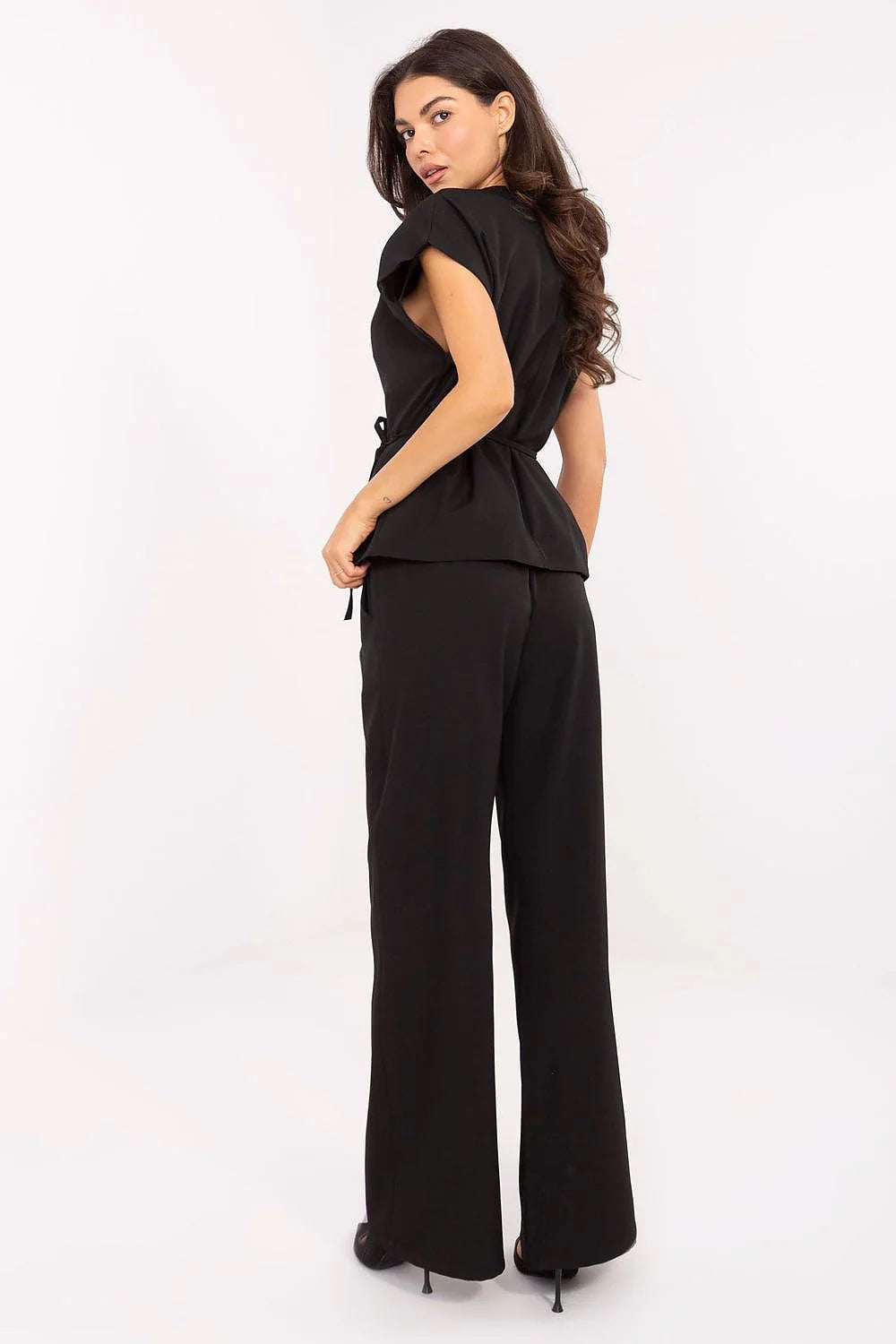 ensemble tailleur femme pantalon palazzo taille haute jambes larges gilet manches courtes col V boutonné ceinturé lien fluide tombant élégant