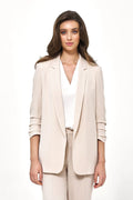 blazer femme long beige coupe droite épaules souples col cranté ouverture frontale sans boutons manches trois quarts crêpe