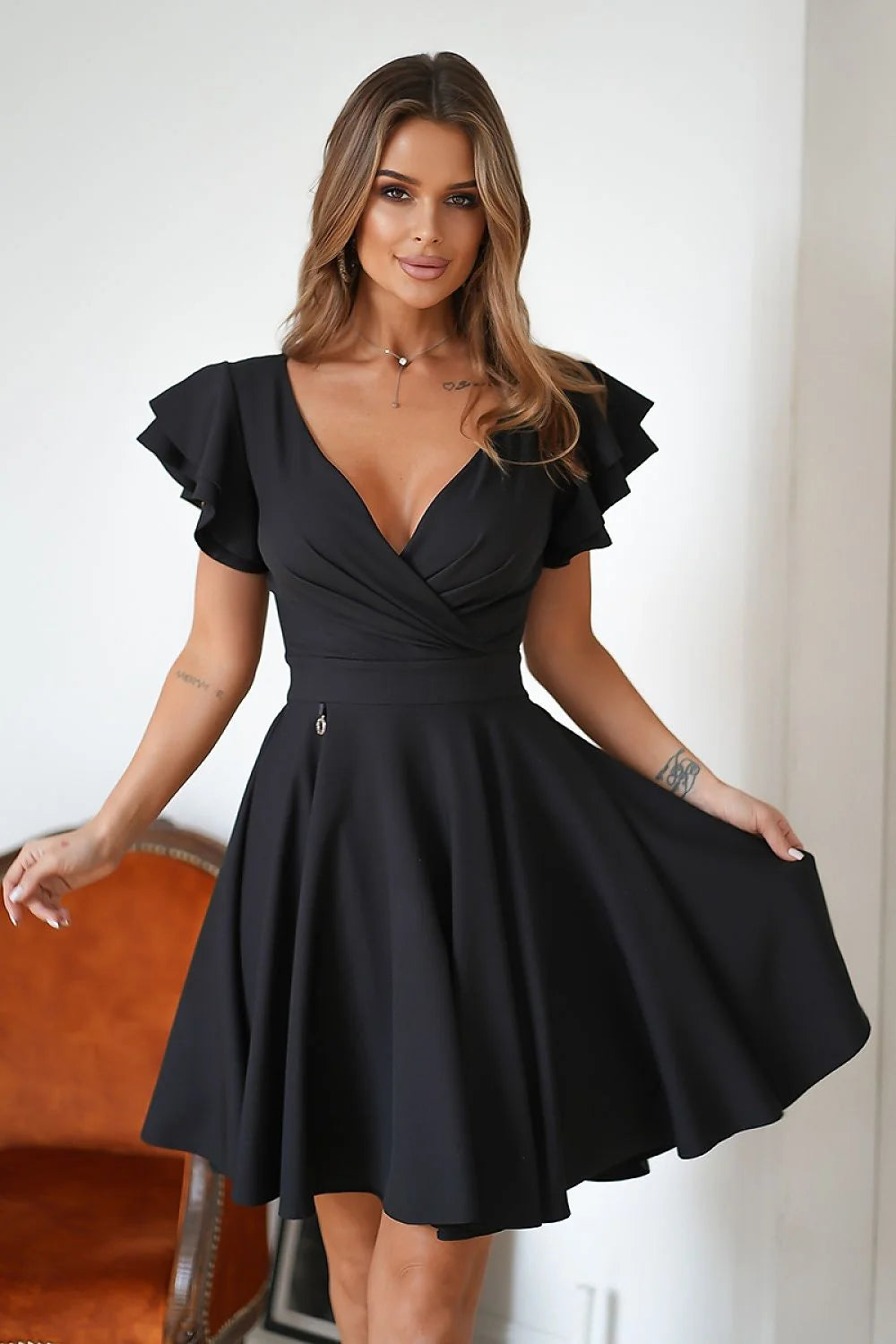 Robe de cocktail élégante noire volants manches épaules en V croisé ajustée femme polyester viscose