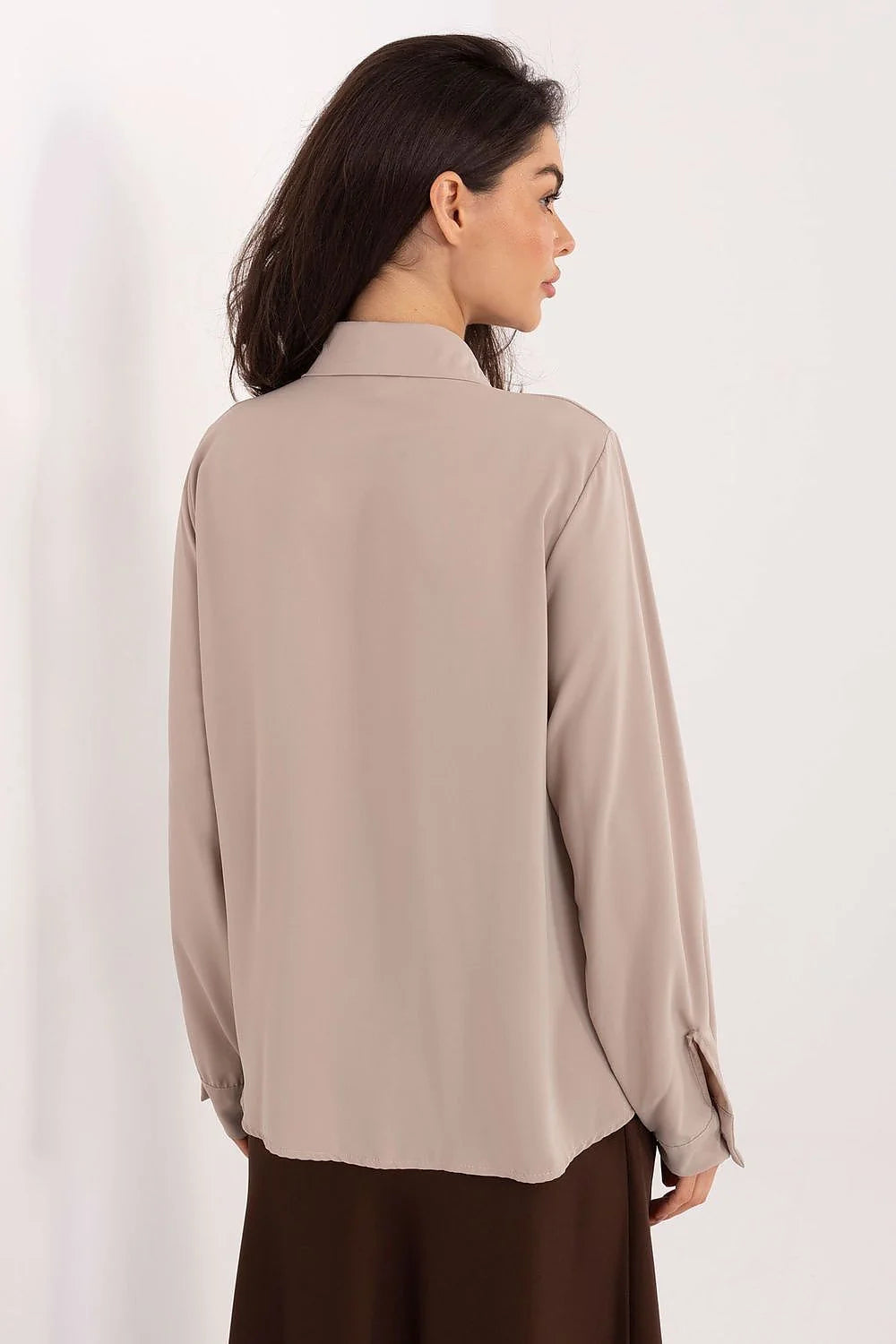 chemise femme beige manches longues bouffantes poignets boutonnés col classique laçage décoratif noué devant satiné polyester fluide confortable élégante