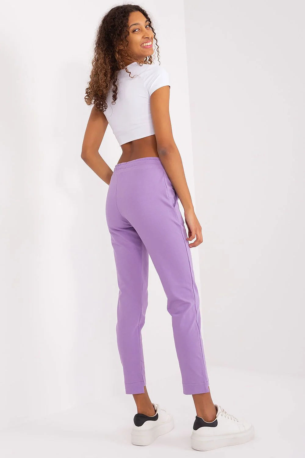 Ensemble mode femme crop top moderne découpe ovale coton polyester joggers lilas pastel ceinture élastique poches broderie papillon