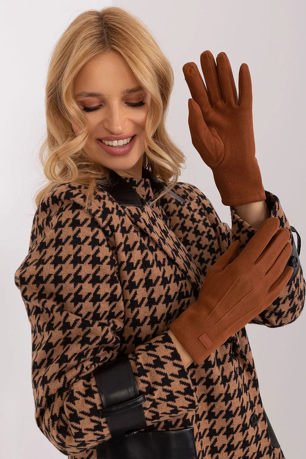 Gants et manteau hiver élégant pour femme, cuir et laine, motif pied-de-poule, style intemporel, coupe ajustée, doux et confortable