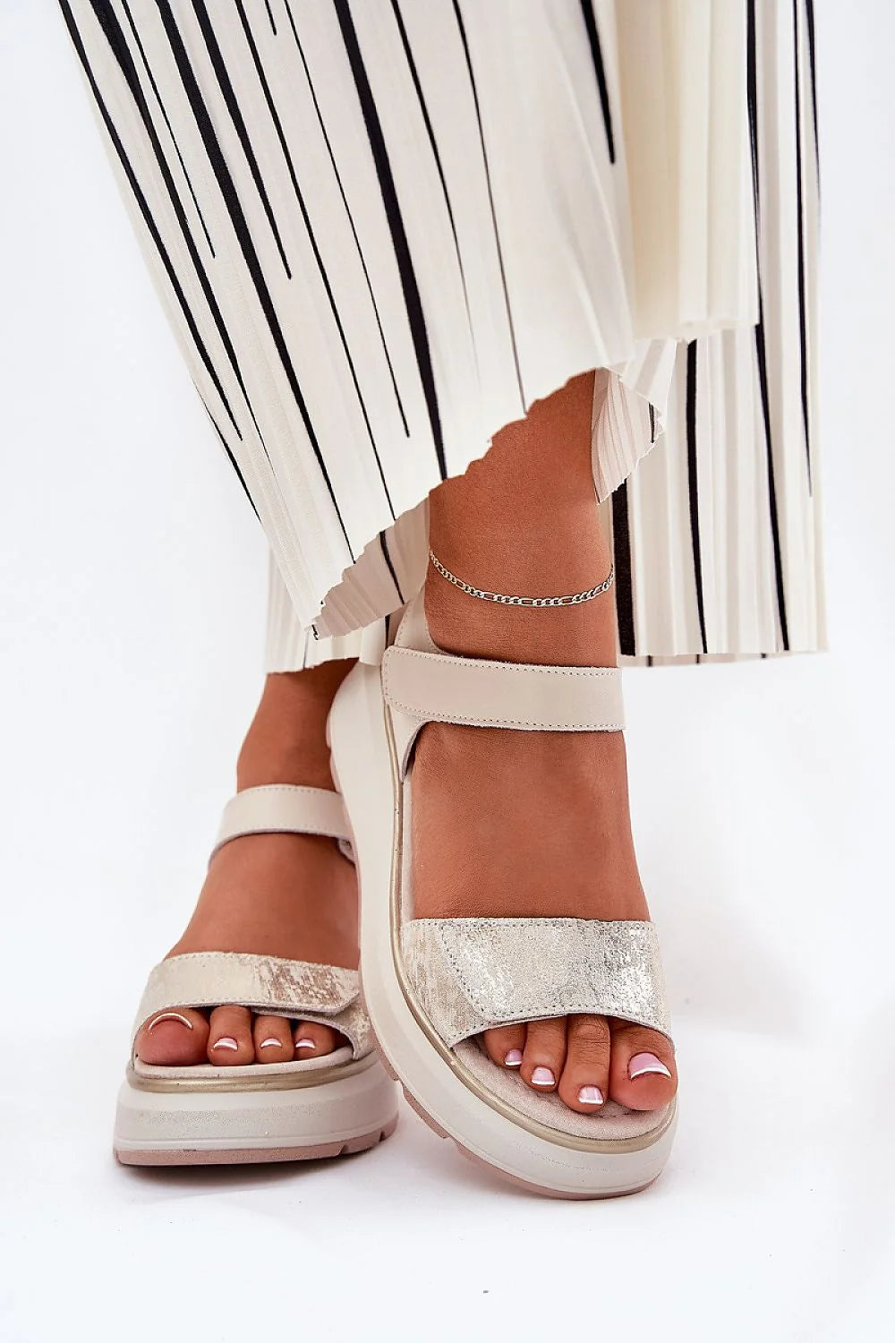 Sandales pour femmes style moderne cuir naturel plateforme talon compensé beige crème métallique Velcro ajustement personnalisé confort tout le jour occasion été robes jupes pantalons