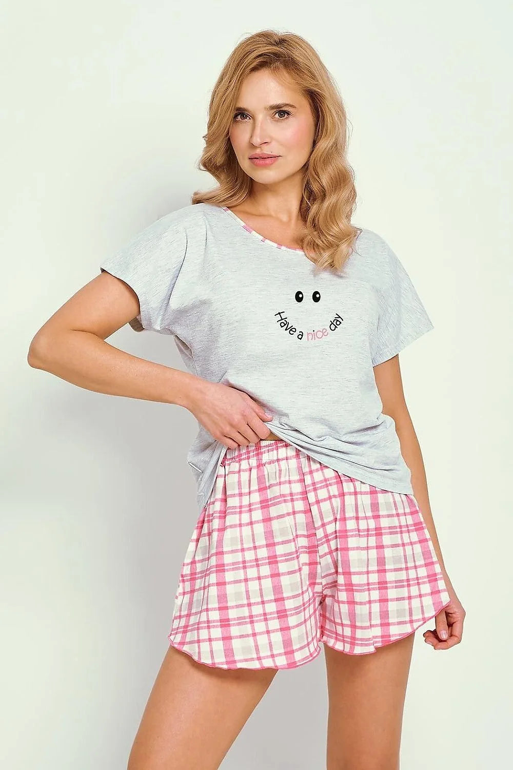 pyjama femme deux pièces manches courtes jersey gris clair col rond contrasté rose imprimé sourire short carreaux roses ample confortable