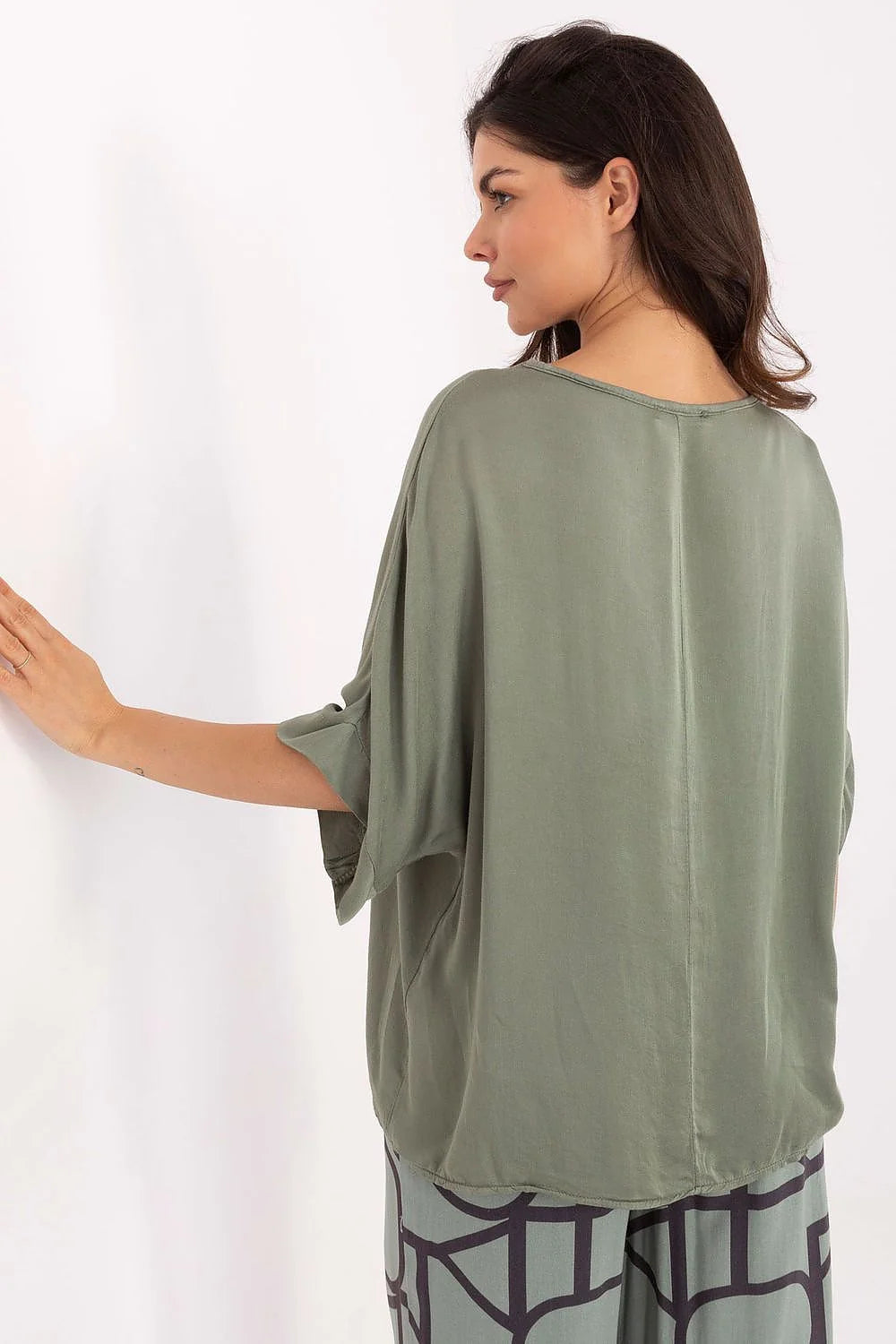 Ensemble femme chemisier et pantalon style décontracté viscose couleur olive imprimé abstrait manches courtes col V coupe ample pantalon taille élastiquée
