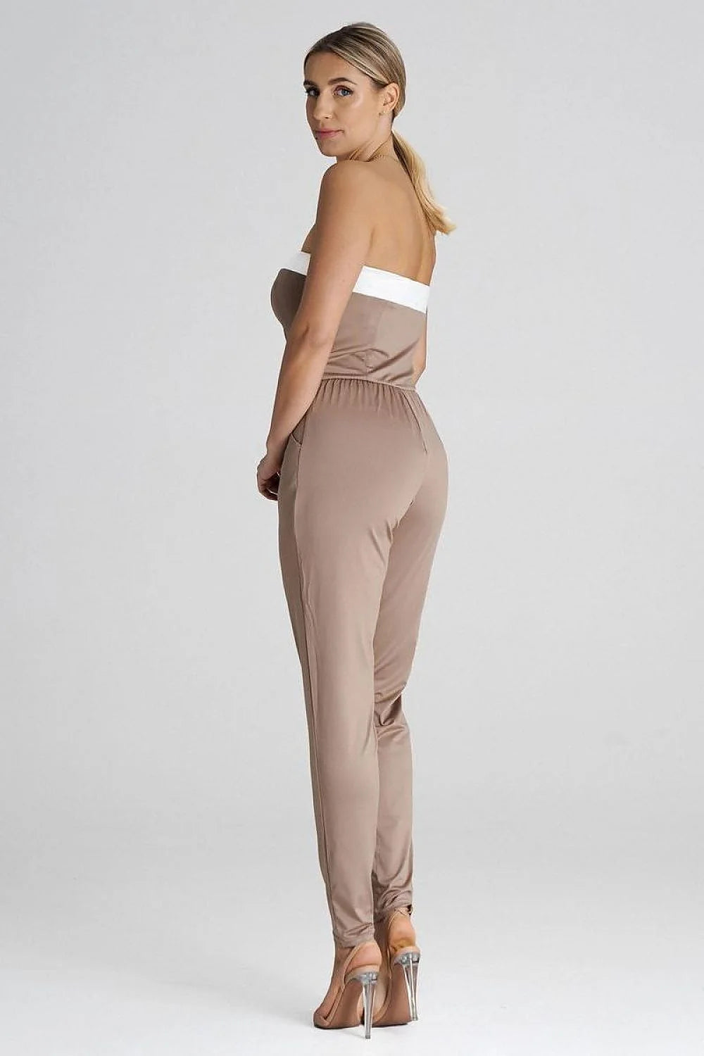 Combinaison moderne pour femmes sans bretelles beige taupe avec bande contrastante blanche, matériau élasthanne polyester, coupe ajustée taille élastique, jambes fuselées, poches latérales intégrées, style élégant et intemporel