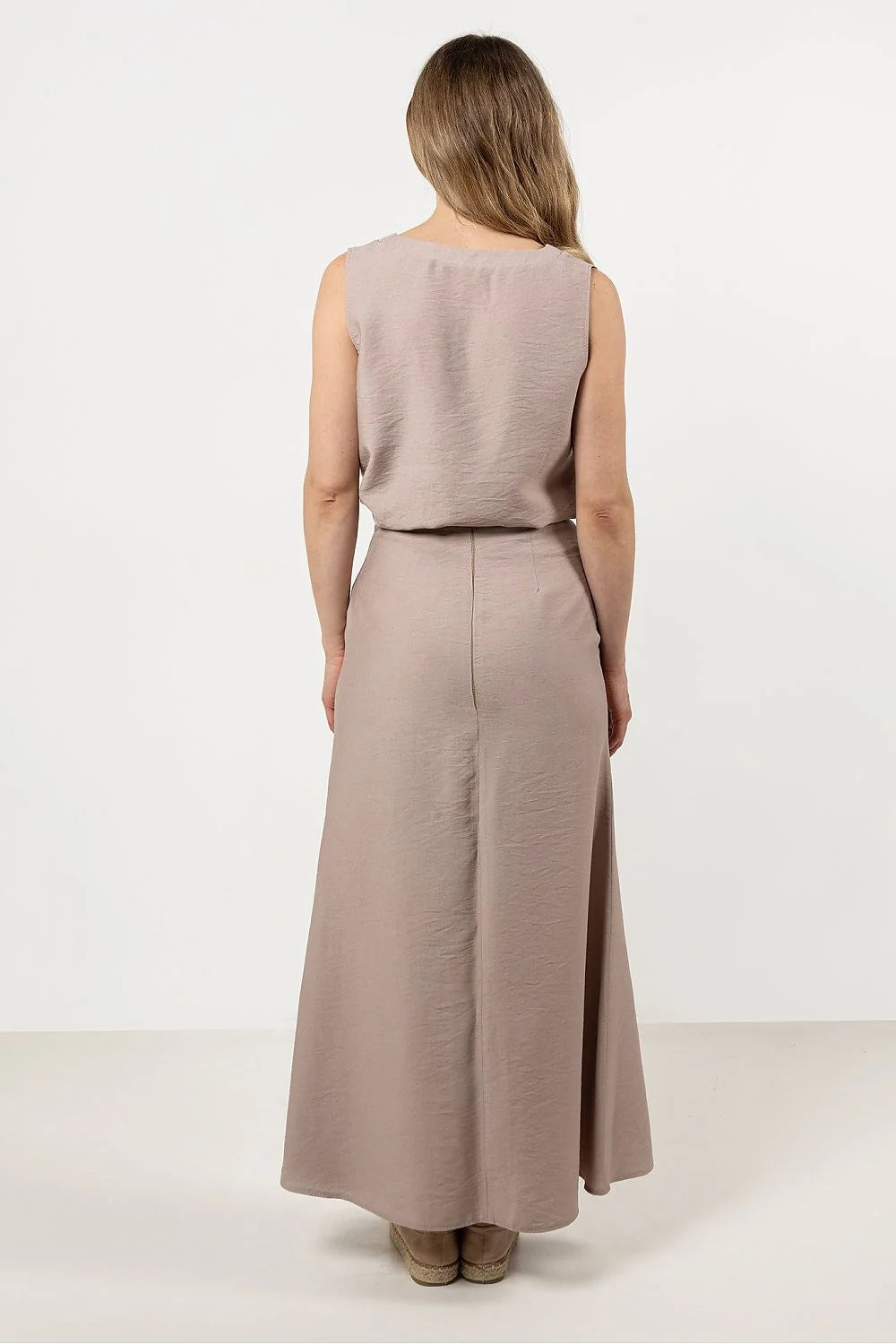 ensemble féminin élégant minimaliste chic taupe texturé rayonne nylon léger respirant chemisier sans manches décolleté V jupe midi