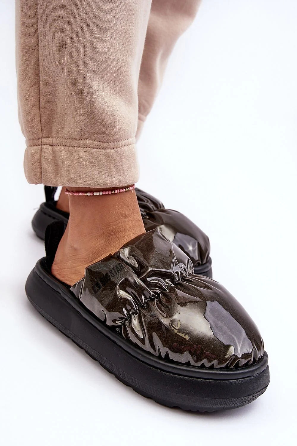 mules femme modernes oversized verni noir effet vinyle semelle plateforme épaisse fourrure intérieure confort ample bout arrondi gousset élastique froncé