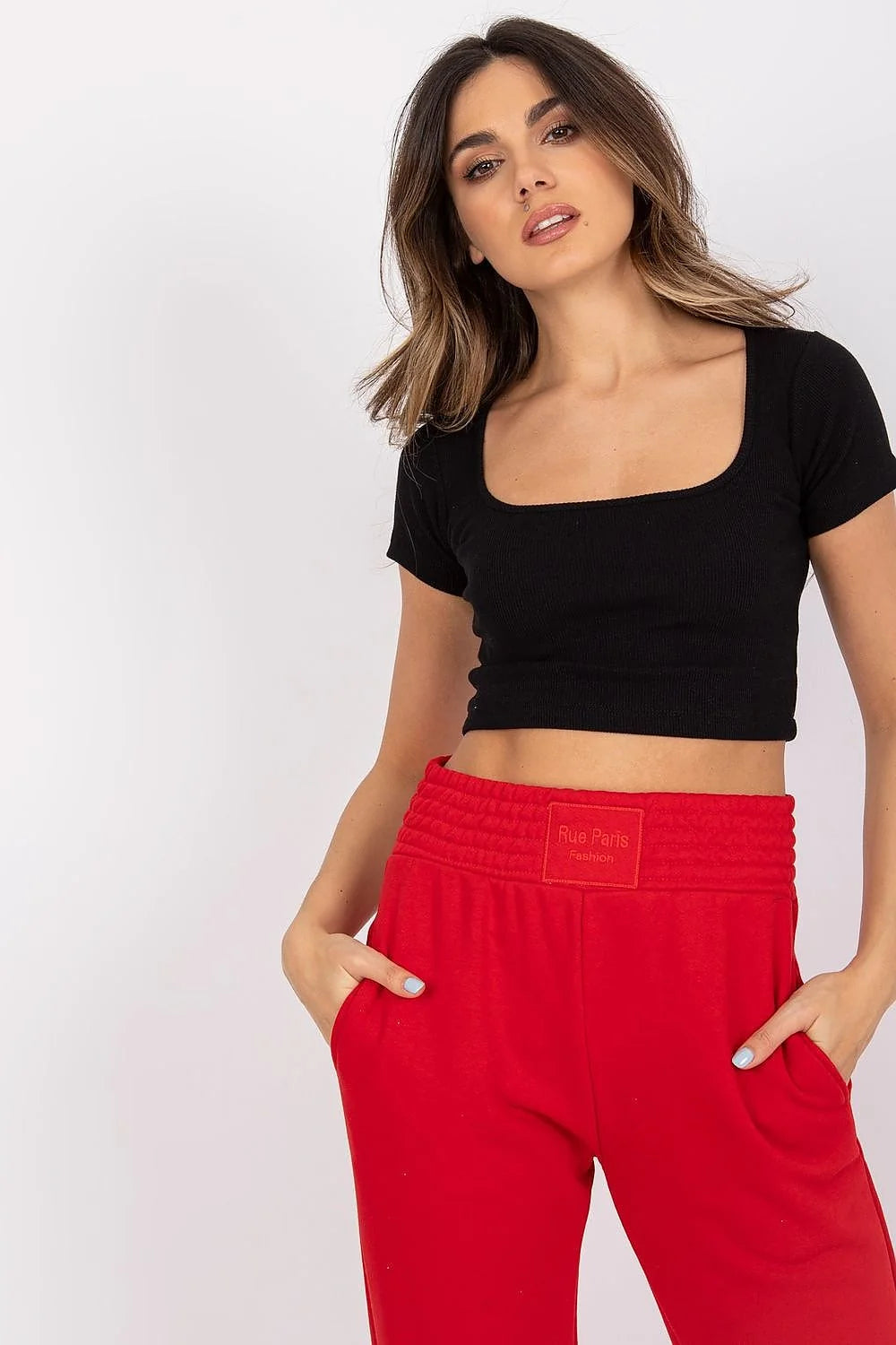 Ensemble femmes crop top et pantalon jogging Rue Paris Fashion, style moderne, matières douces, couleur noire et rouge vif, coupe ajustée et décontractée