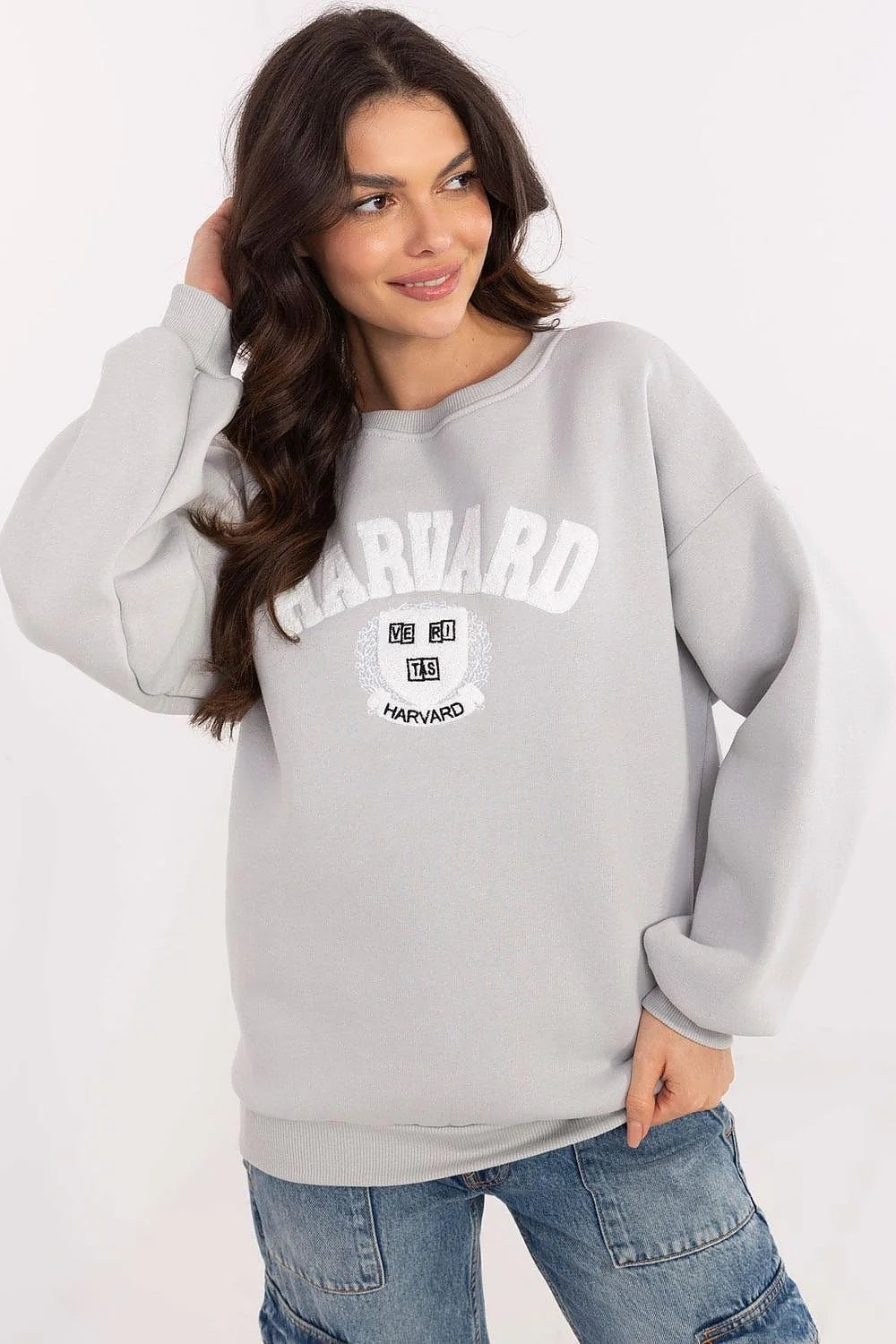 Sweatshirt femme style universitaire américain Harvard logo blason motif VERITAS gris clair manches longues col rond ample
