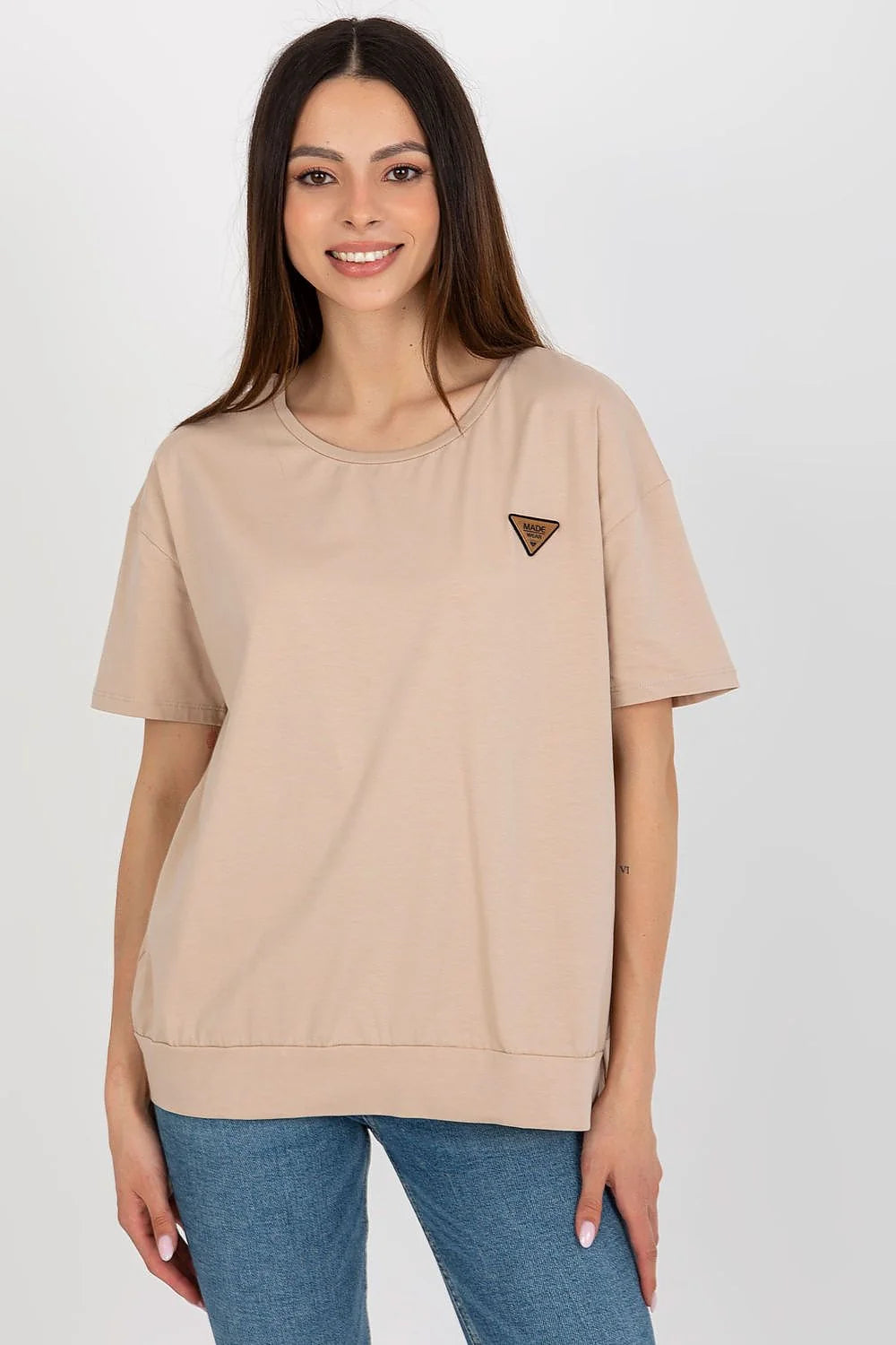 T-shirt femme style décontracté moderne coupe ample manches courtes larges col rond matériau coton élasthanne couleur beige clair détail patch triangle