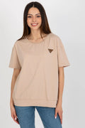 T-shirt femme style décontracté moderne coupe ample manches courtes larges col rond matériau coton élasthanne couleur beige clair détail patch triangle