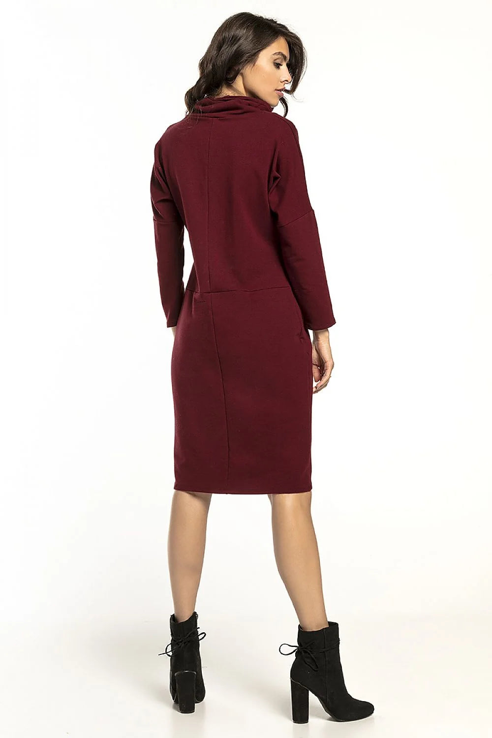 Robe en tricot bordeaux manches longues col roulé élégante confortable pour femmes modernes et sophistiquées