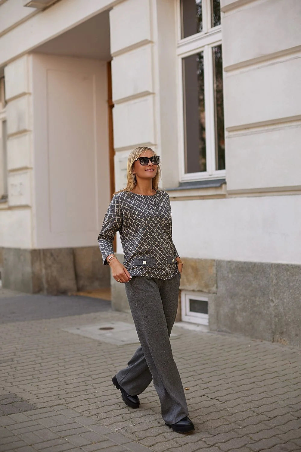 Chemisier La Aurora pour femme mature, grandes tailles, jacquard motifs octogonaux AV, style élégant, confortable, manches longues, col rond, deux poches décoratives, finitions dorées, polyester, viscose, nylon