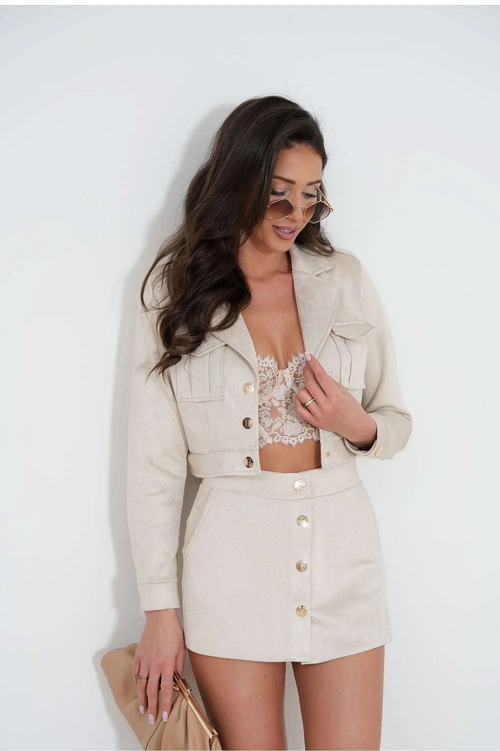 Ensemble pour femme élégant et moderne en coton gris clair veste crop jupe droite boutons dorés occasions élégantes semi-formelles