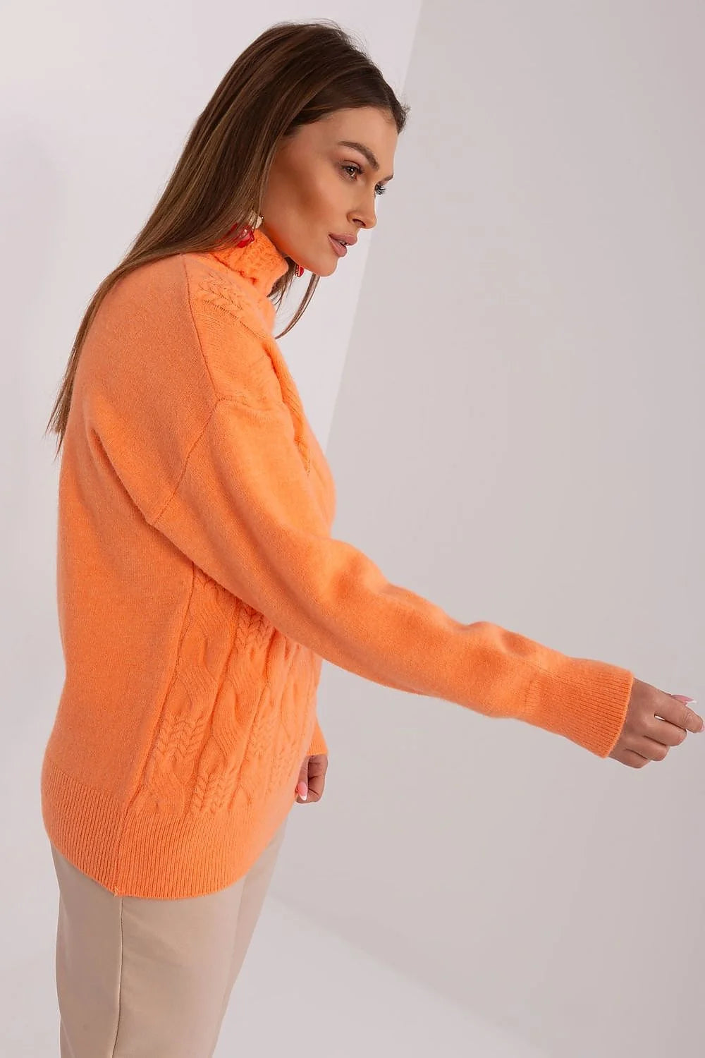 Pull à col roulé torsadé pour femme, couleur orange vif, coupe semi-ajustée, matériau doux, manches longues, style casual chic