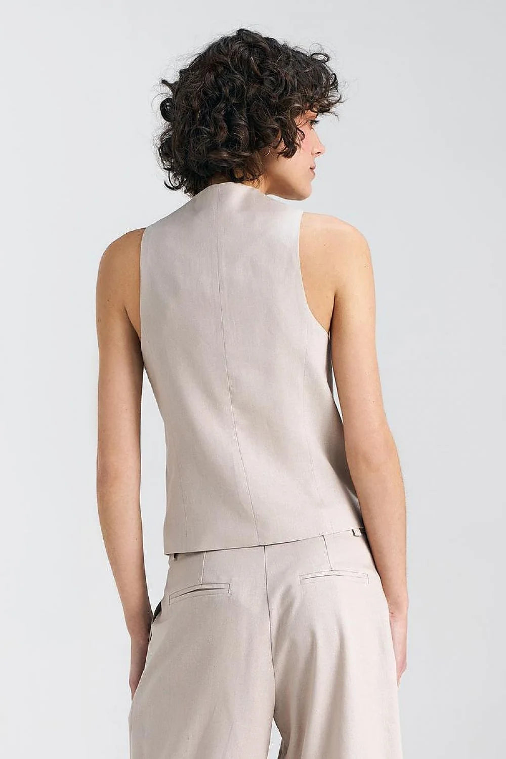 Gilet Nife sans manches associé à bermuda ample, style classique, col V, 5 boutons, beige, lin-coton, coupe ajustée, été, mode féminine élégante, décontractée, semi-formelle
