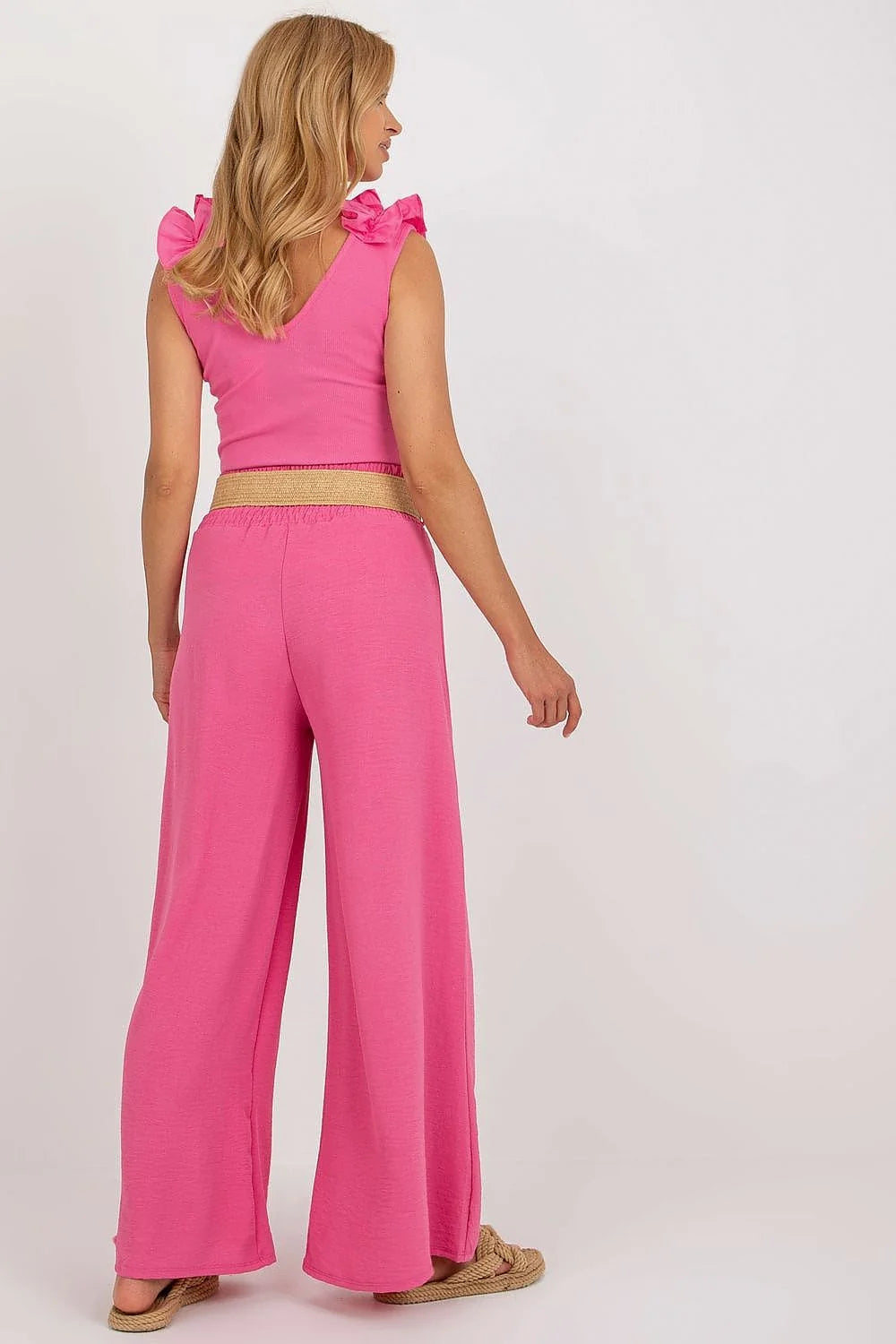 Combinaison femme élégante rose vif sans manches décolleté V volants encolure ceinture tressée bois jambes larges sandales été