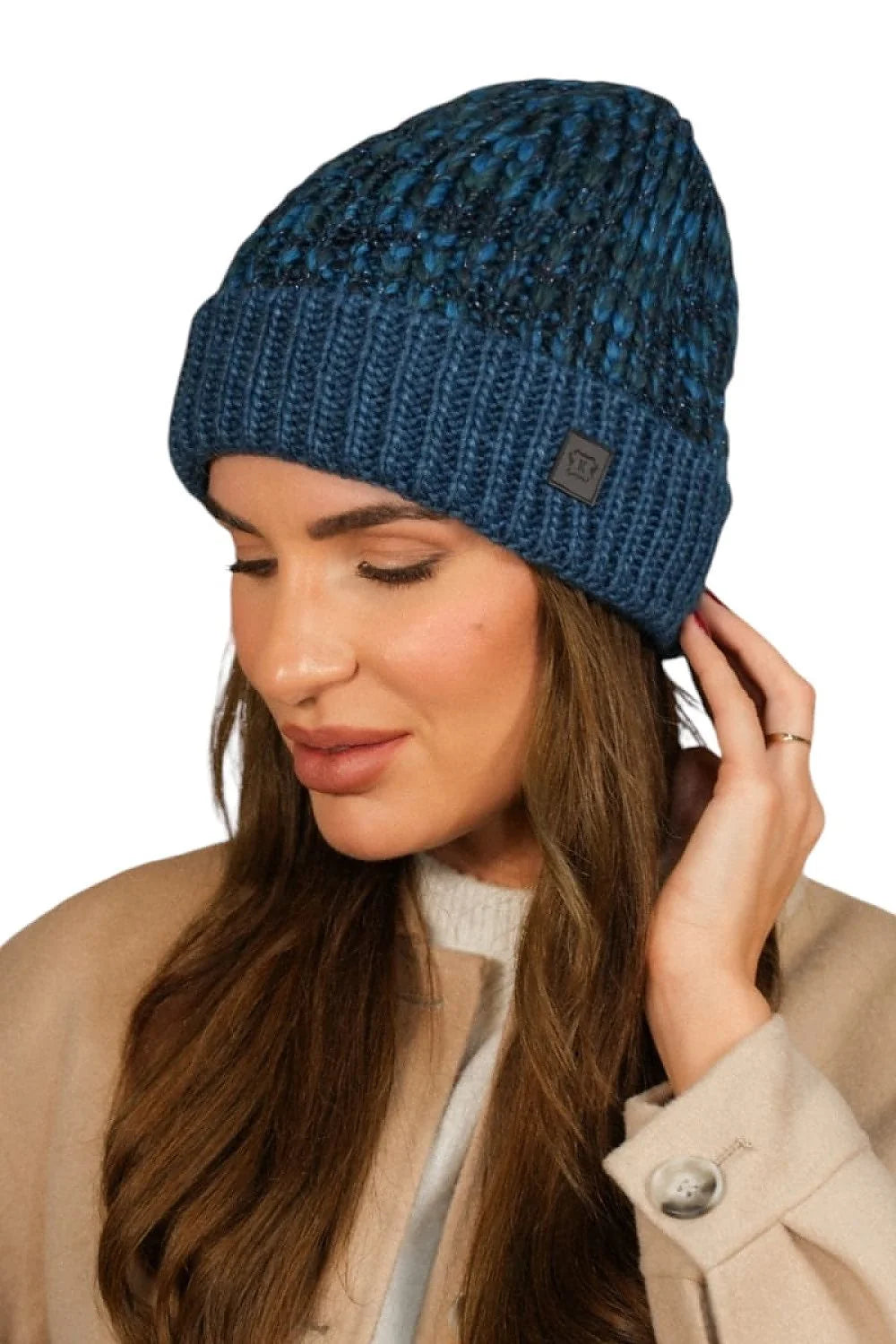 Bonnet Kamea pour femme en laine alpaga maille côtelée bleu profond logo cuir style moderne hiver accessoire