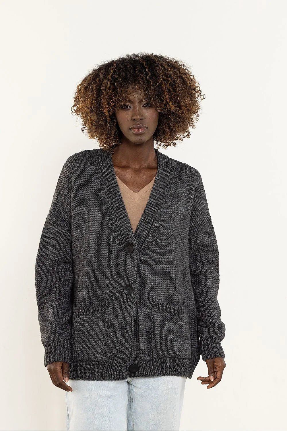 cardigan femme oversize maille grosse gris anthracite longue col V épaules tombantes trois boutons poches plaquées côtelés poignets ourlet