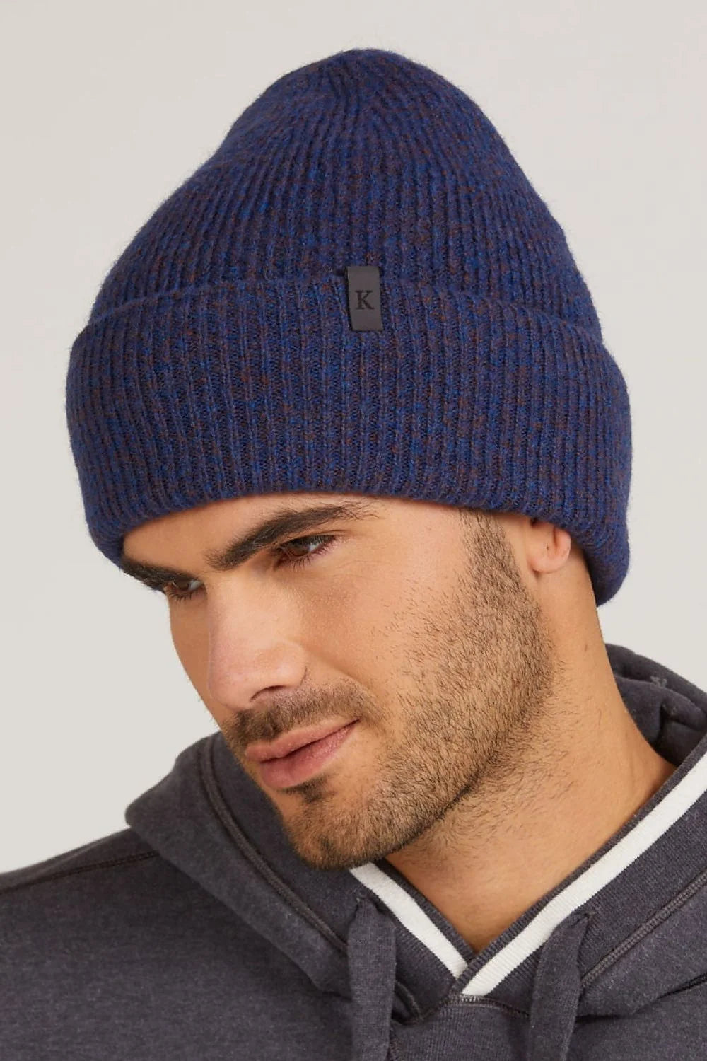 Bonnet tricoté classique bleu foncé texture côtelée pour femme hiver automne style slouchy confort thermique
