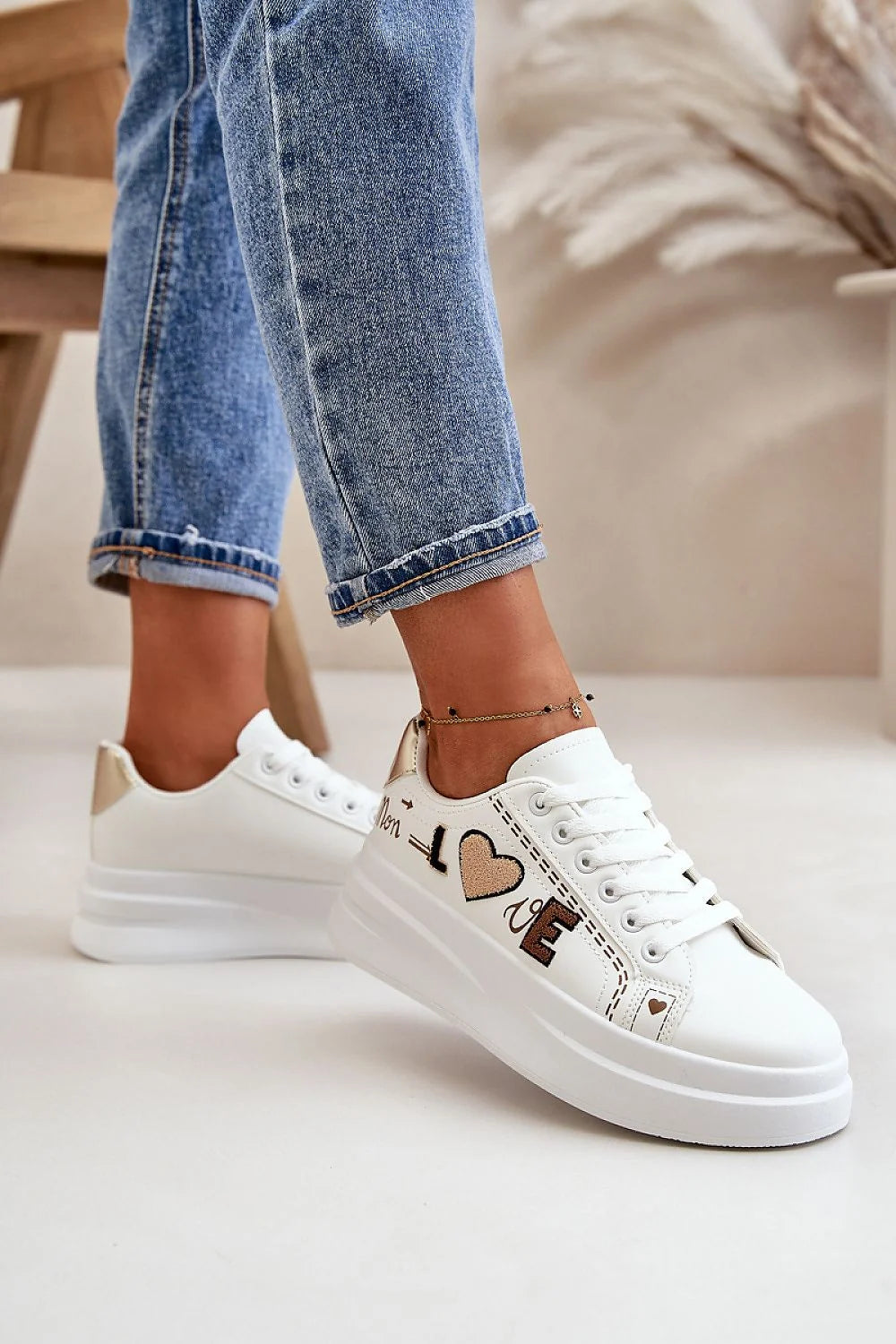 Chaussures de sport féminines modernes en cuir artificiel, plateforme confortable, style sportif élégant, détails LOVE doré, lacets blancs