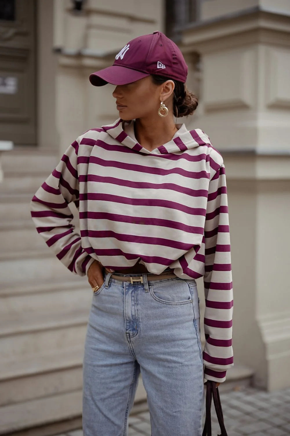 sweatshirt femme capuche oversize boxy coupe courte manches longues rayures écru bordeaux molleton léger coton élasthanne confortable élégant moderne polyvalent