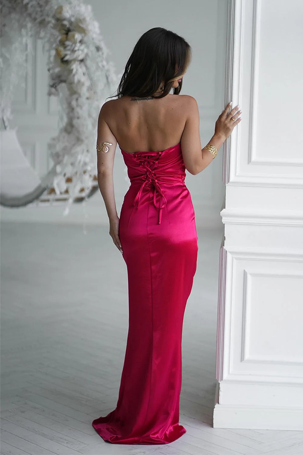 robe longue satin brillante bustier sans bretelles fuchsia coupe ajustée drapée rosace sculptée fronces taille fente haute cuisse glamour soirée