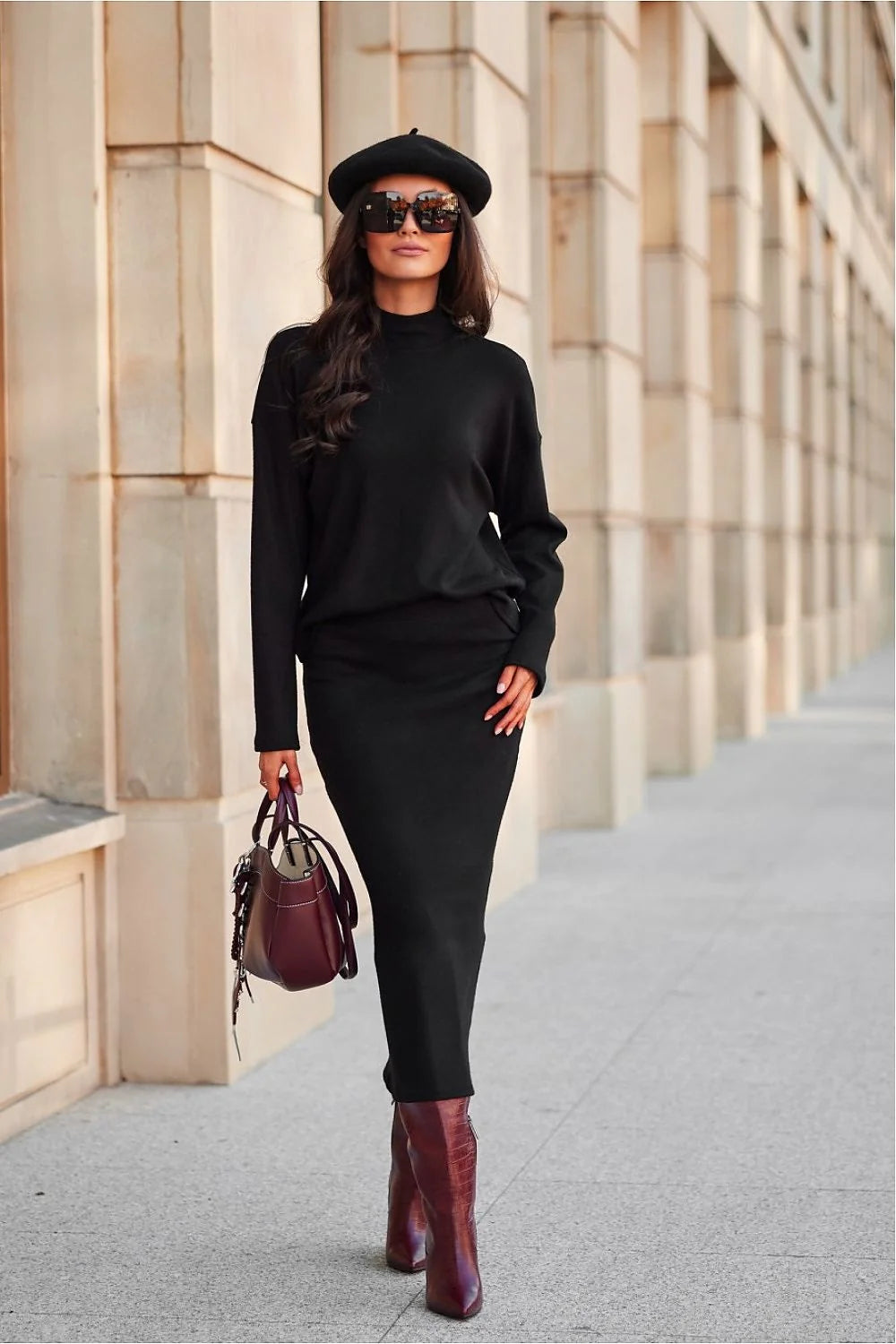 robe longue élégante jersey noir col montant manches longues coupe ajustée taille haute maille fine fluide confortable soignée silhouette fuselée