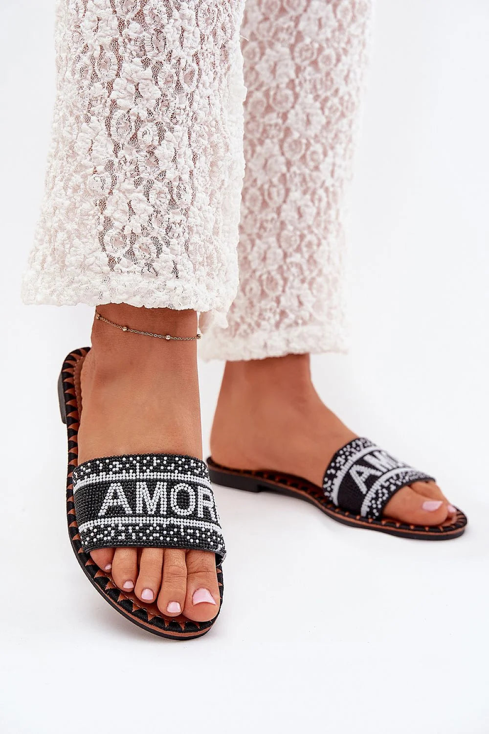 mules femme plates faciles enfiler bride large perlée noir blanc AMOR bout ouvert semelle simili cuir coussinée confort talon plat