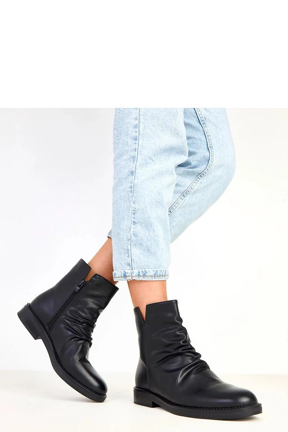 bottines noires cuir écologique lisse cheville tige15cm bout rond talon3cm semelle caoutchouc doublure tissu doux fermeture éclair latérale coutures apparentes