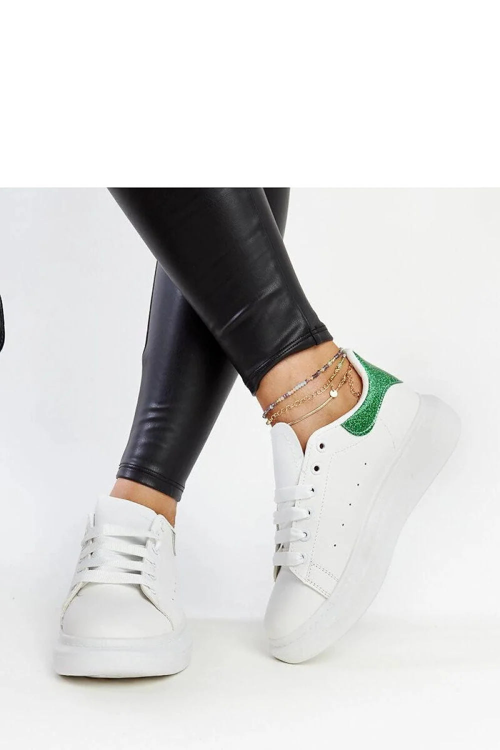Baskets femme design moderne épuré cuir blanc semelle épaisse talon vert scintillant confortable été