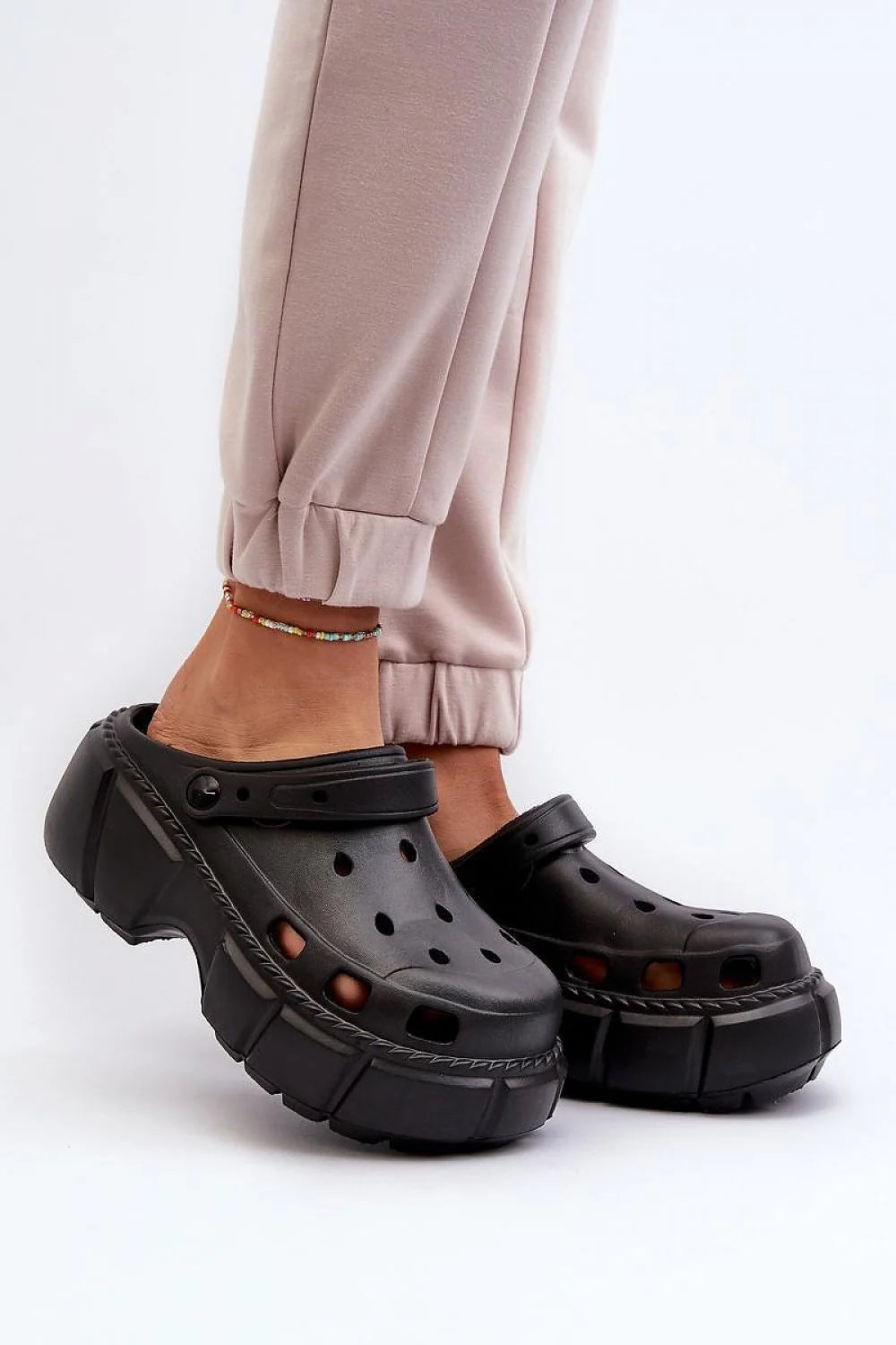 sandales femmes plateforme robuste modernes été 2023 confort sabots noirs semelle épaisse crantée antidérapante bride arrière ajustable perforations aérées légères