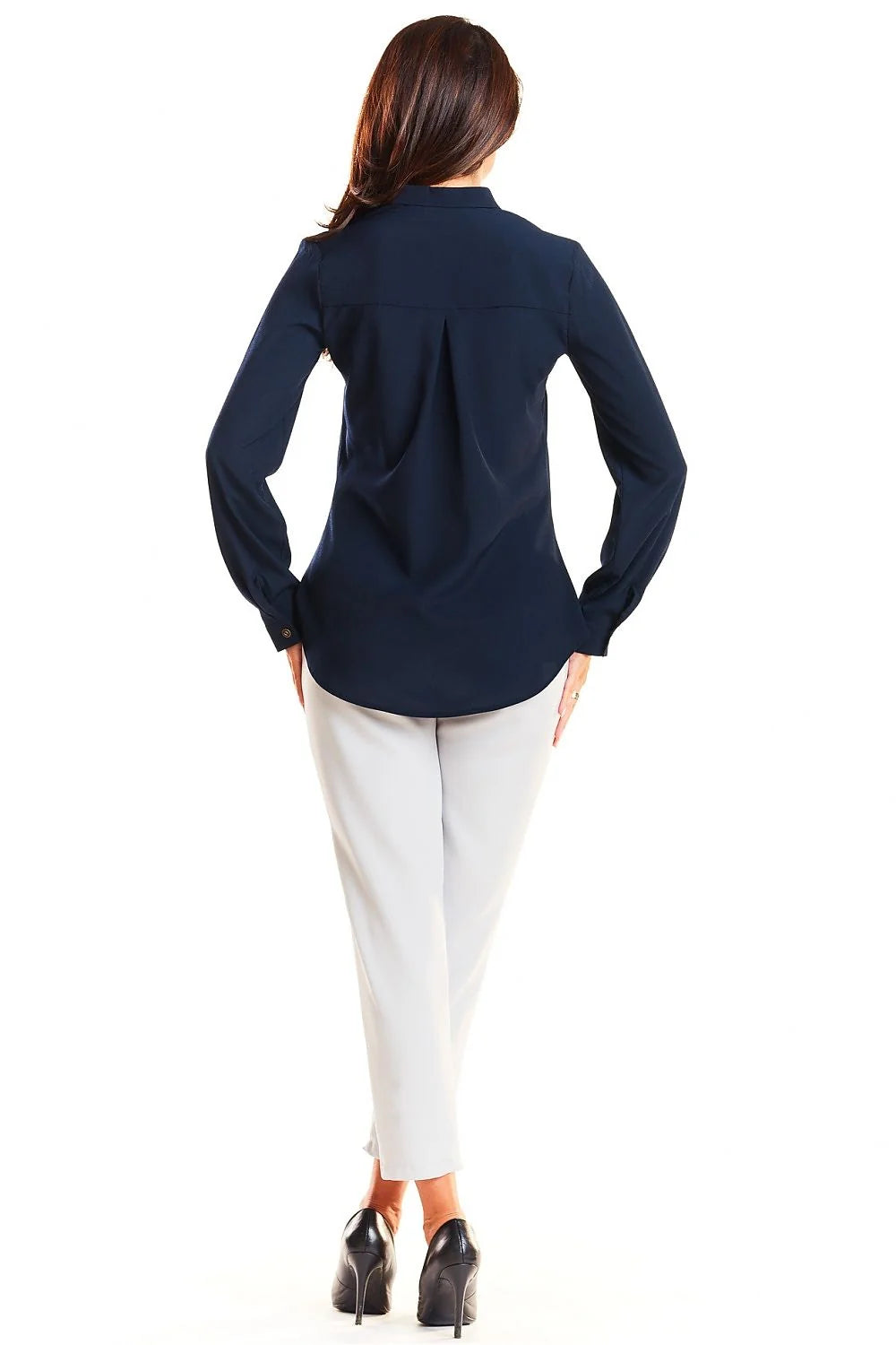chemise satinée bleu cobalt semiajustée manches longues colV tailleur boutonnage central poche poitrine plissée tissu fluide léger élasthanne professionnel chic