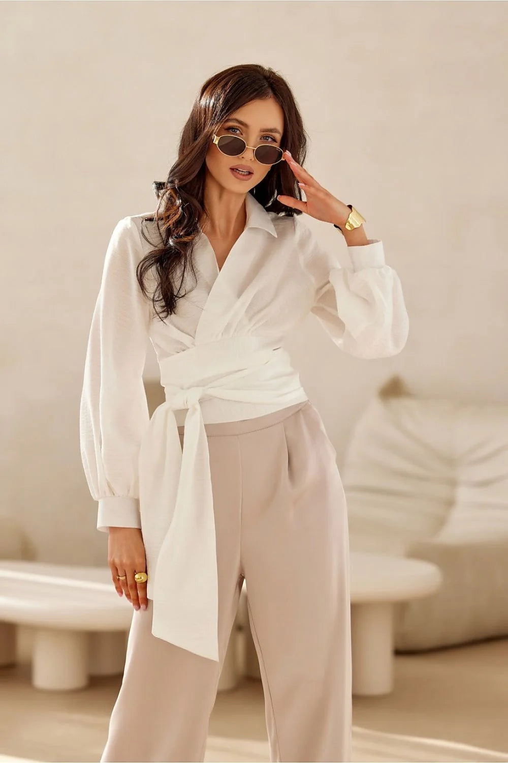 Chemisier cache-cœur élégant en nylon et viscose blanc manches bouffantes ceinture ajustable taille haute pantalon beige clair femme