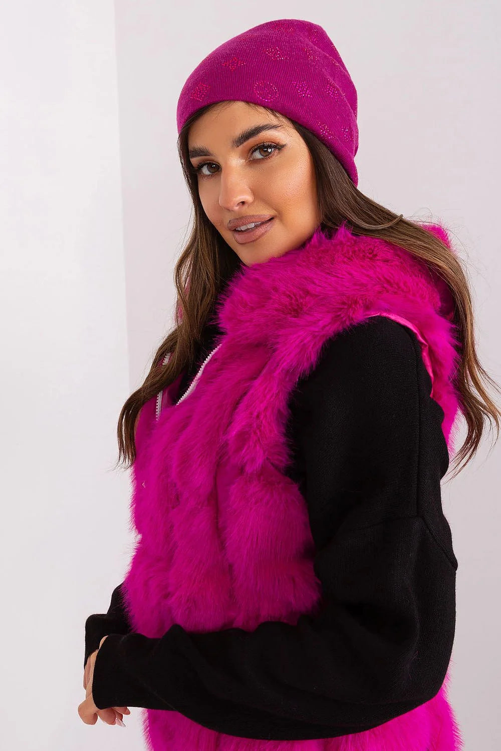 Bonnet et veste sans manches femme style casual-chic en fuchsia tricot fourrure imitée applications strass matelassé