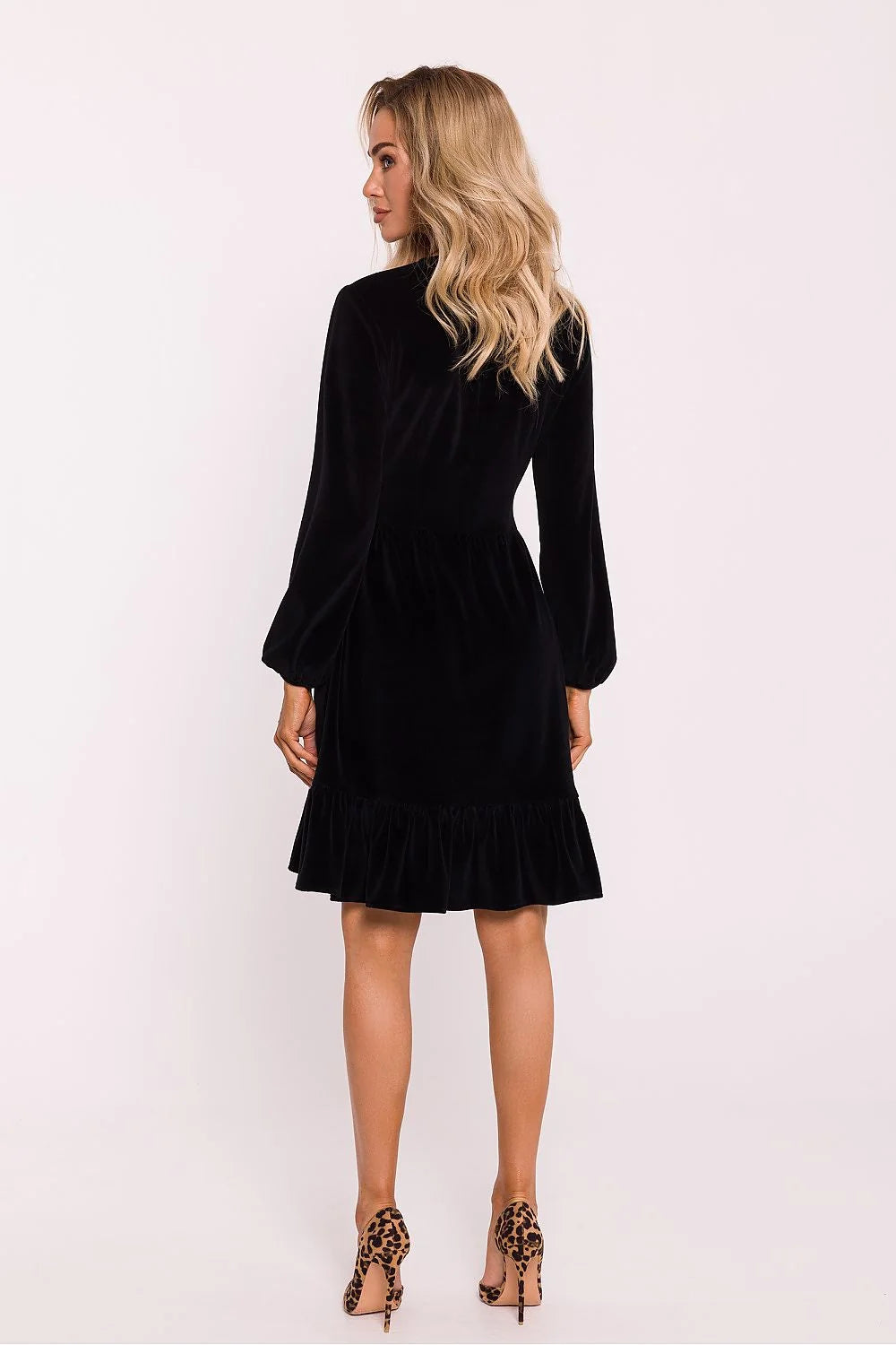 robe velours noir femme élégante rétro chic moderne mi longue décolleté plongeant manches bouffantes poignets élastiqués taille cintrée