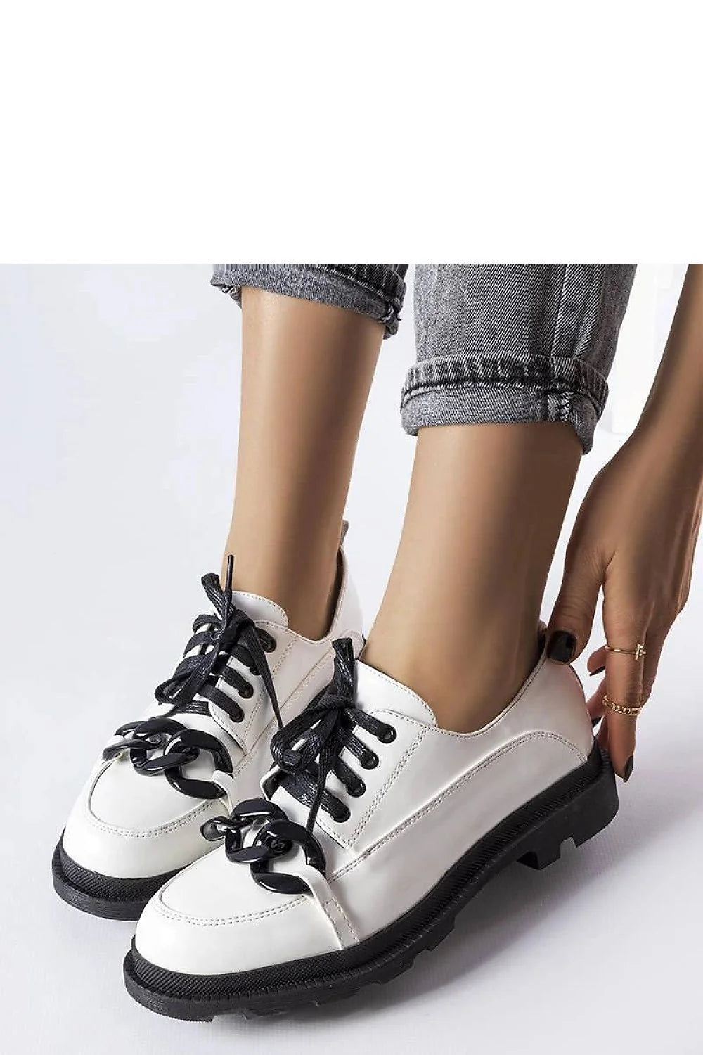 Chaussures basses pour femme en cuir synthétique blanc, chaîne décorative noire, lacets noirs, semelle en caoutchouc noir, design moderne et élégant, look décontracté-chic, été, ville, soirée