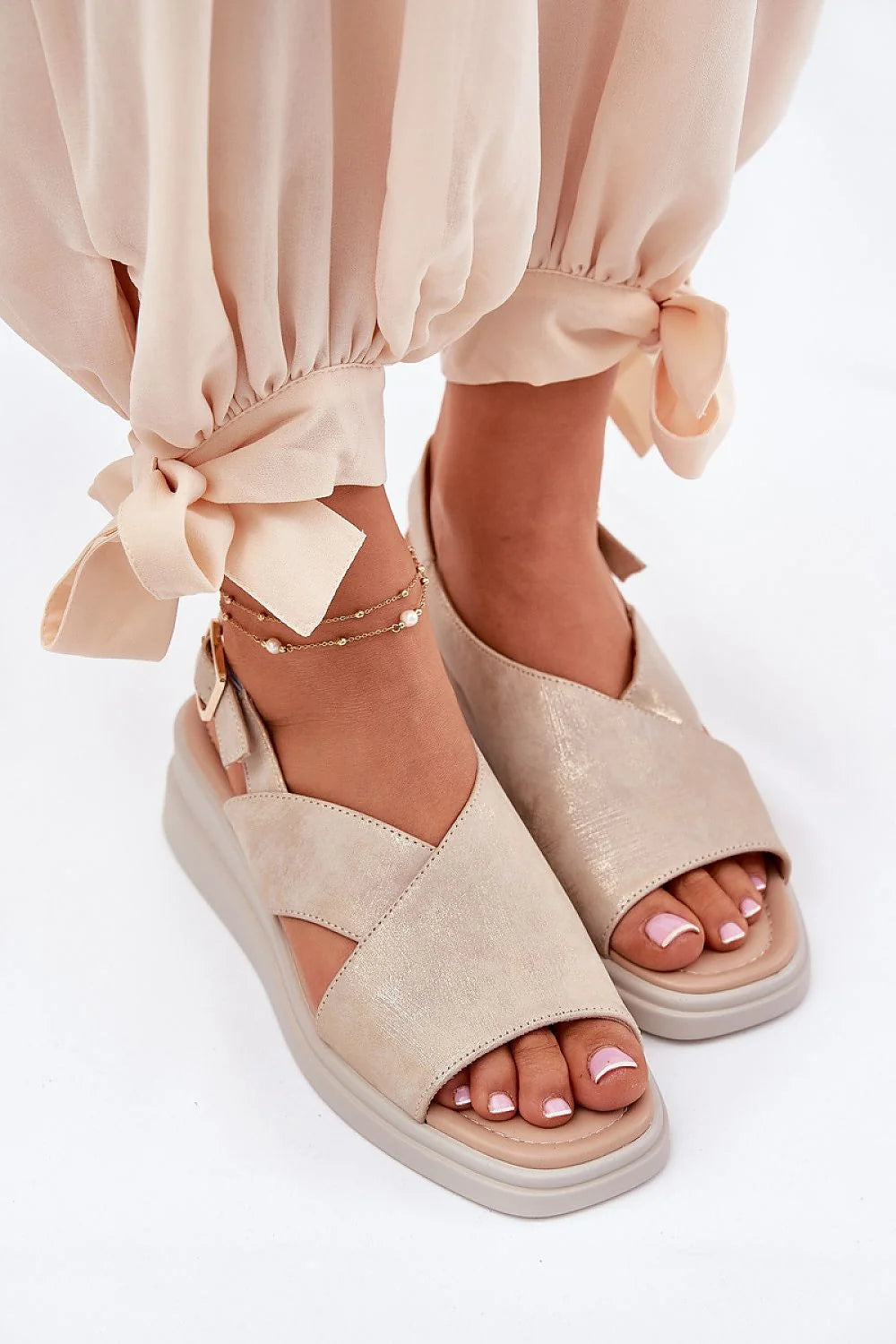 Sandales femmes design élégant moderne ouvertes avant suédine beige semelle épaisse blanche compensée brides croisées ajustables style décontracté chic occasion estivale