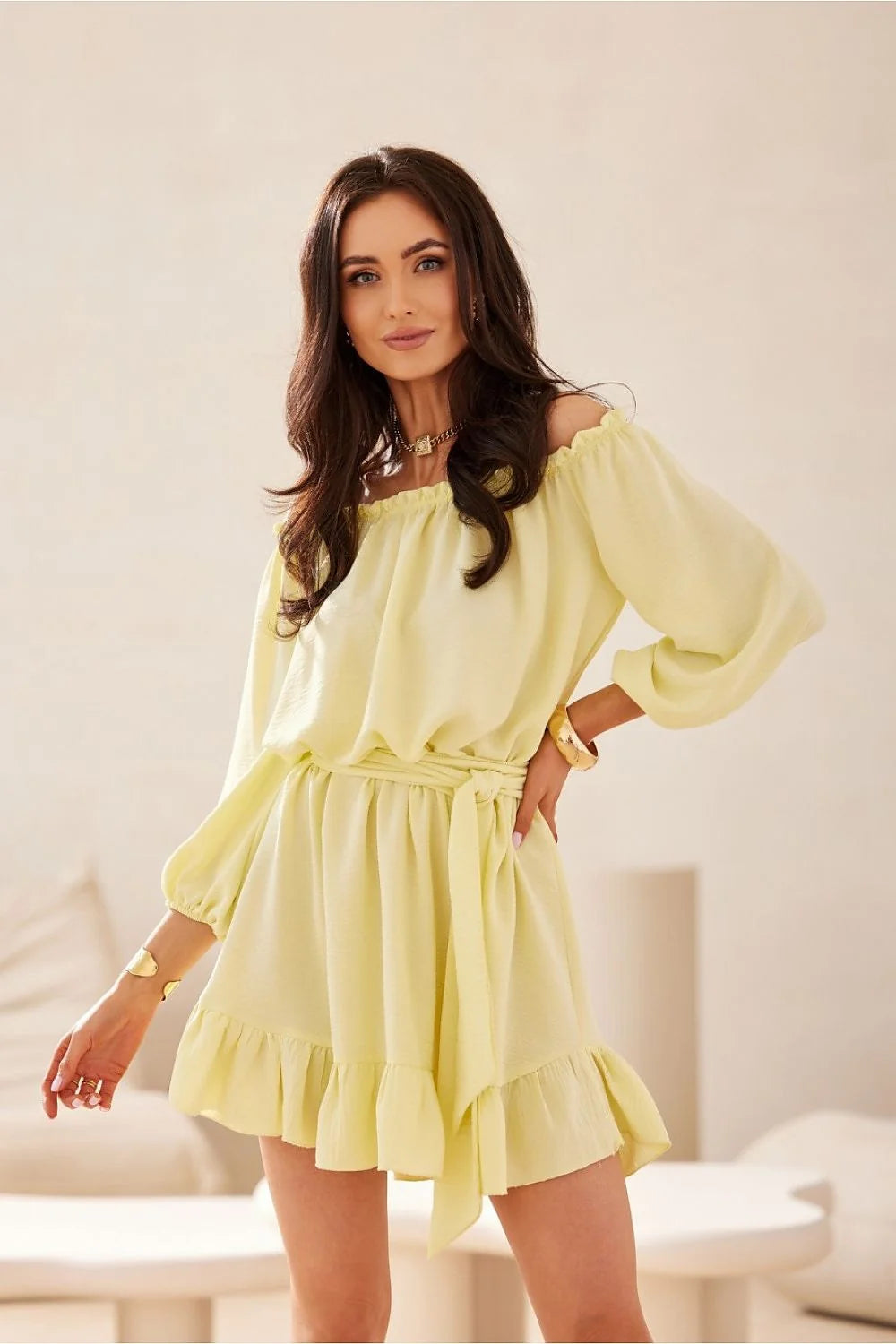 Robe de jour élégante style bohème chic couleur jaune pâle tissu léger encolure bardot manches longues amples ceinture assortie ourlet volanté femme été