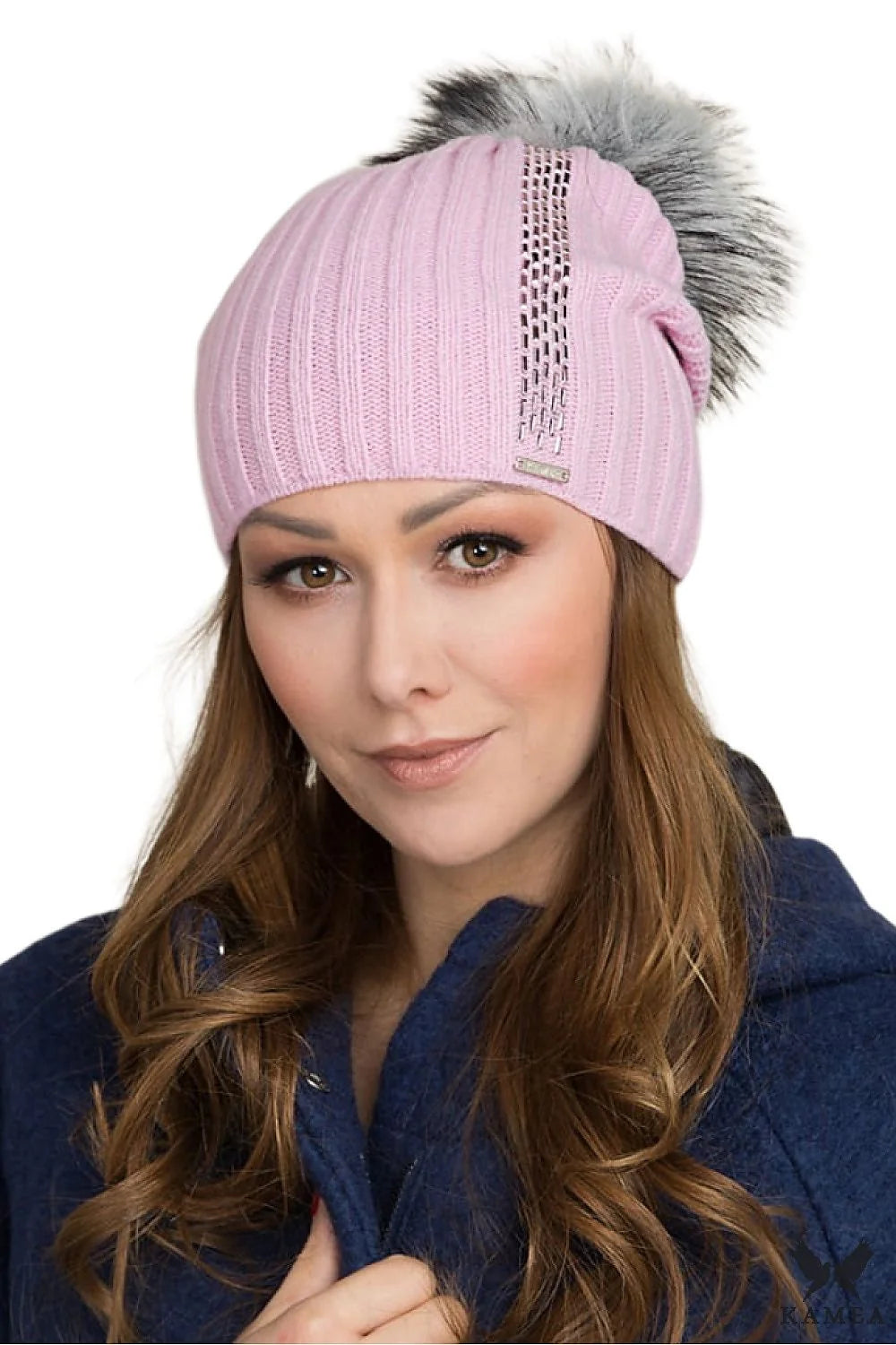 Bonnet élégant pour femme en laine rose pâle avec pompon en fausse fourrure et strass brillants, coupe ajustée, idéal pour l'hiver, plusieurs couleurs disponibles