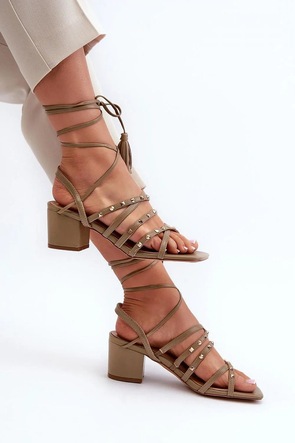 Sandales élégantes pour femme couleur taupe, talon carré 6.5 cm, lanières entrelacées, clous dorés, semelle intérieure rembourrée, sandales ouvertes pour été