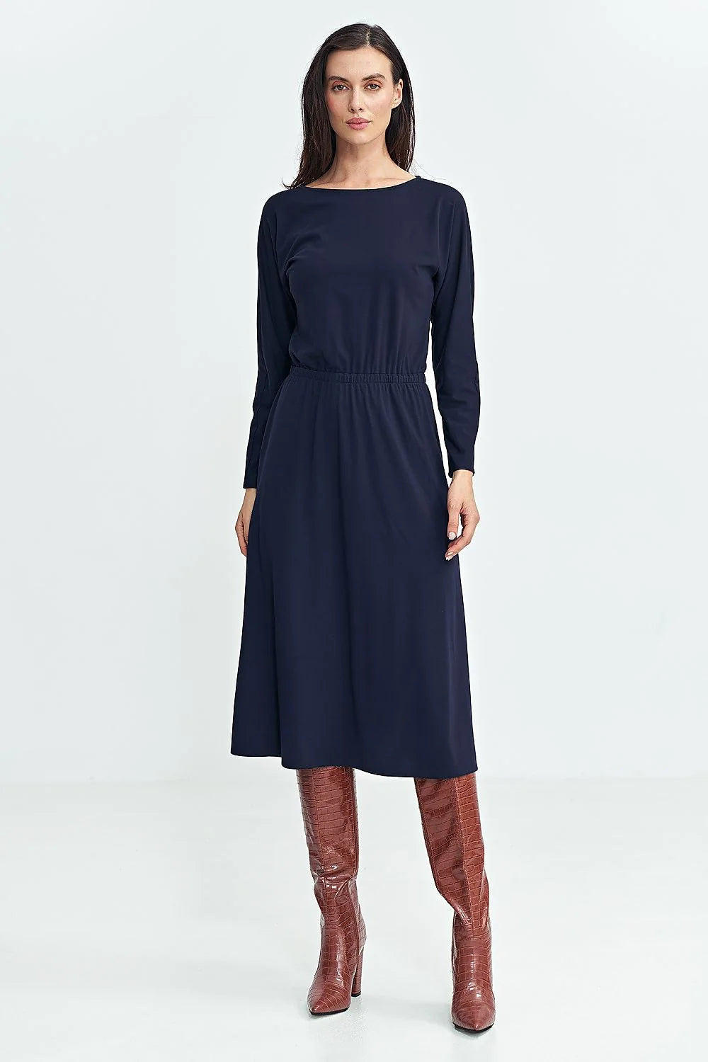 Robe de jour élégante longueur midi manches longues encolure bateau taille élastiquée en tissu fluide bleu marine femme