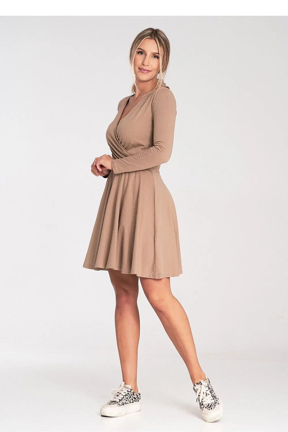 Robe de jour polyvalente femme en coton élasthanne beige clair manches longues encolure cache-cœur silhouette A longueur genou