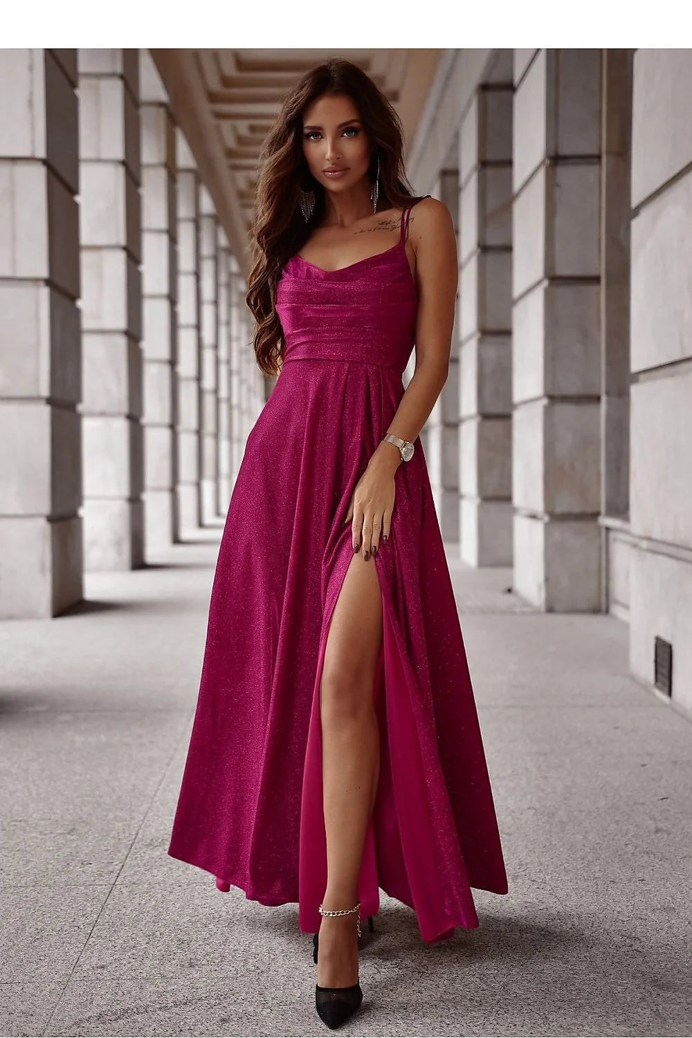 Robe longue soirée élégante rose framboise décolleté cœur bretelles fines taille cintrée fente haute escarpins noirs