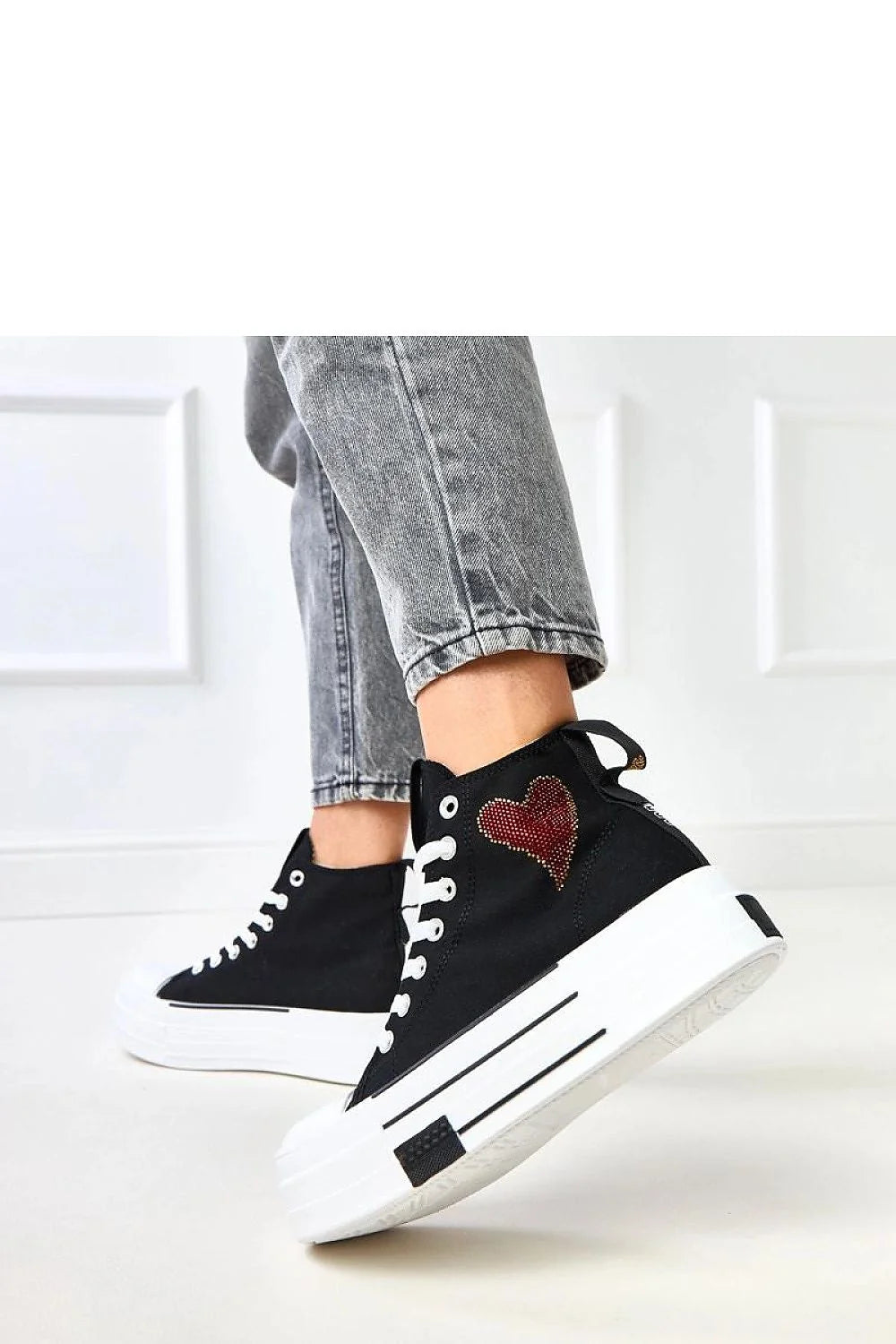 baskets femme montantes toile noire semelle plateforme blanche bout rond renforcé lacets blancs languette AMOUR patch cœur rouge