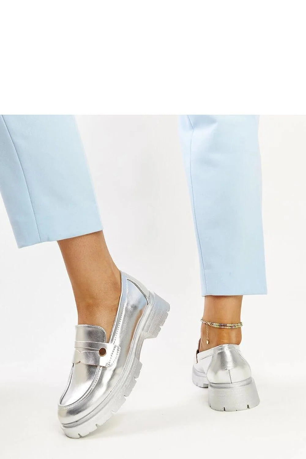 Mocassins femmes design audacieux contemporain style futuriste couleur argent métallisé cuir synthétique semelle épaisse crantée confortable occasion quotidienne soirée chic mode urbaine