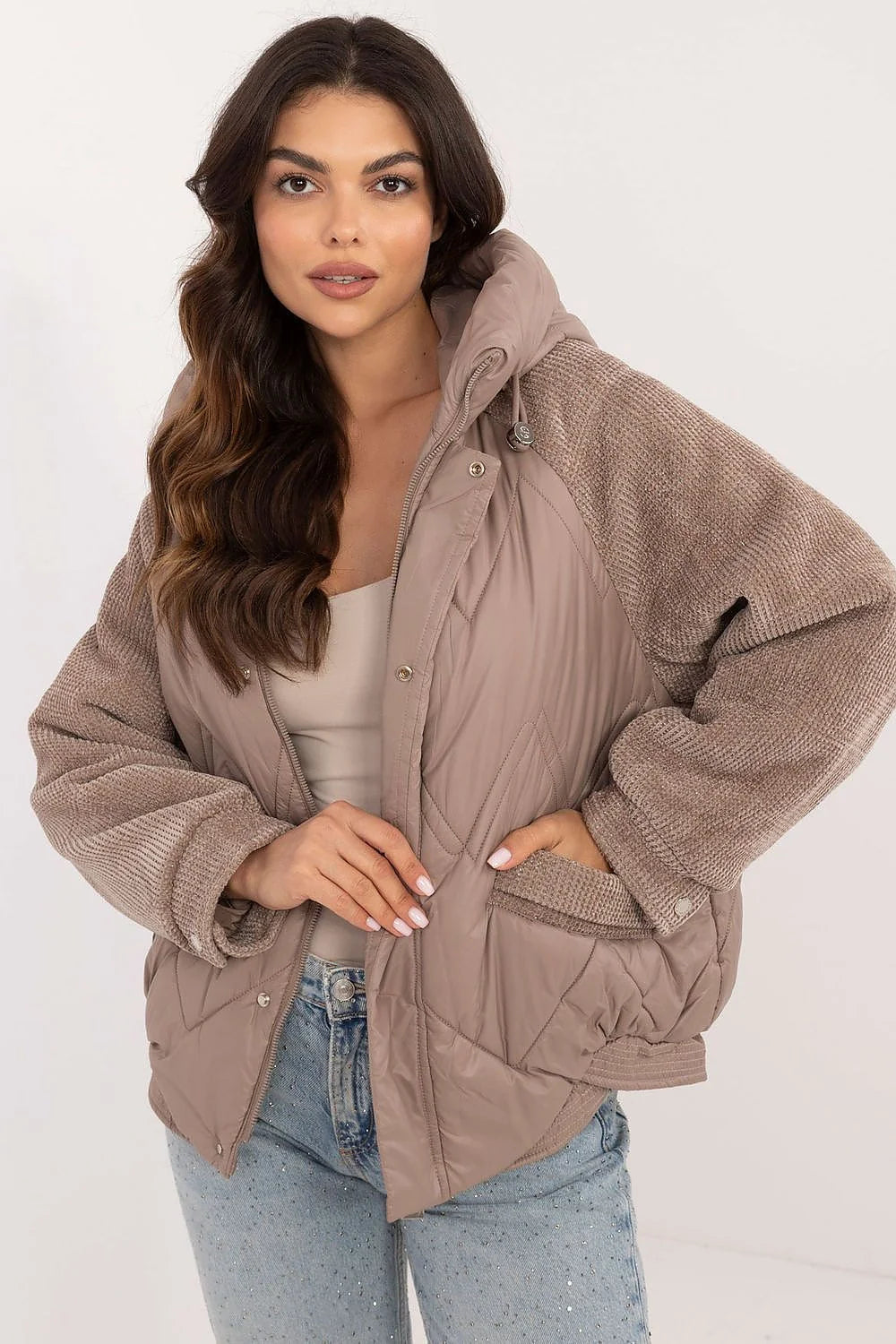 Veste décontractée pour femme en polyester et laine taupe, capuche ajustée, manches bouffantes, coupe ample, veste automne-hiver tendance, style urbain, confort maximum, mode féminine élégante
